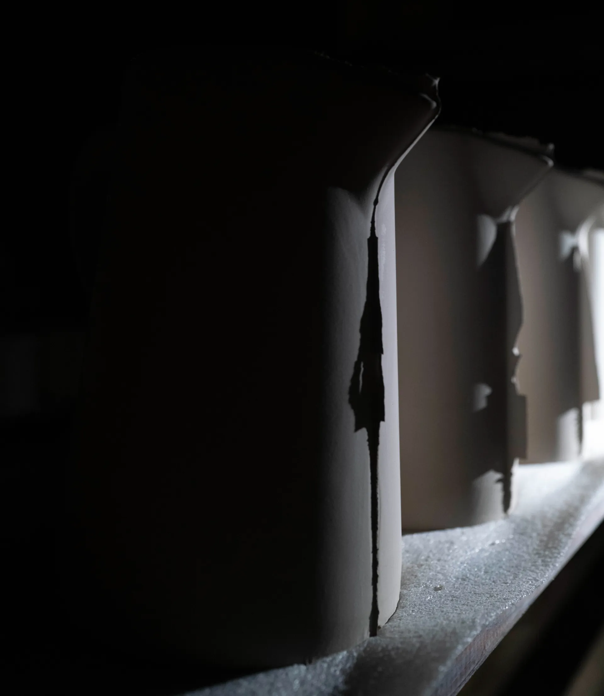 Gros plan abstrait sur des moules en plâtre aux textures variées, courbes et stries