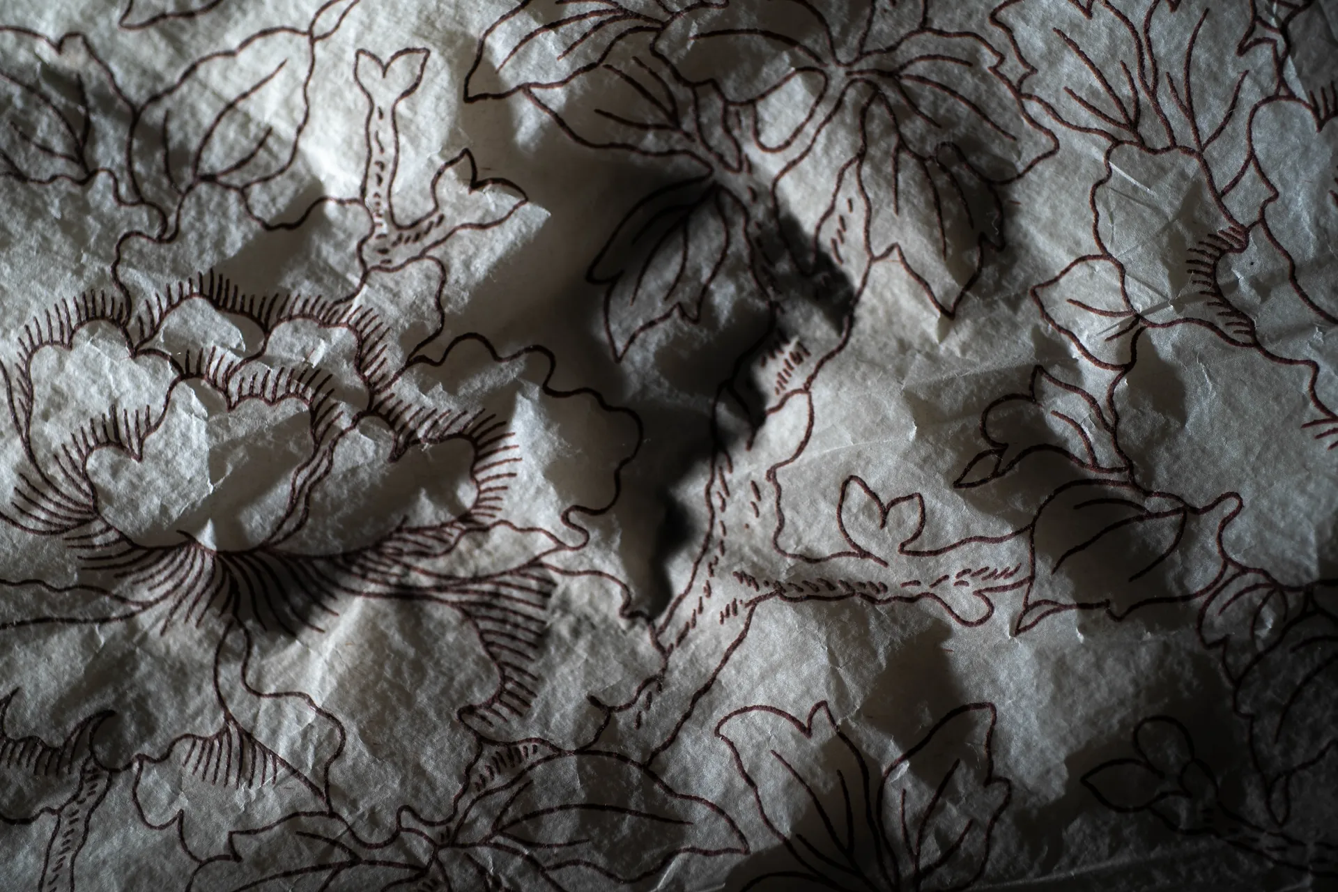 Figurine en faïence blanche d'une femme en robe sur un moule en plâtre, fond sombre