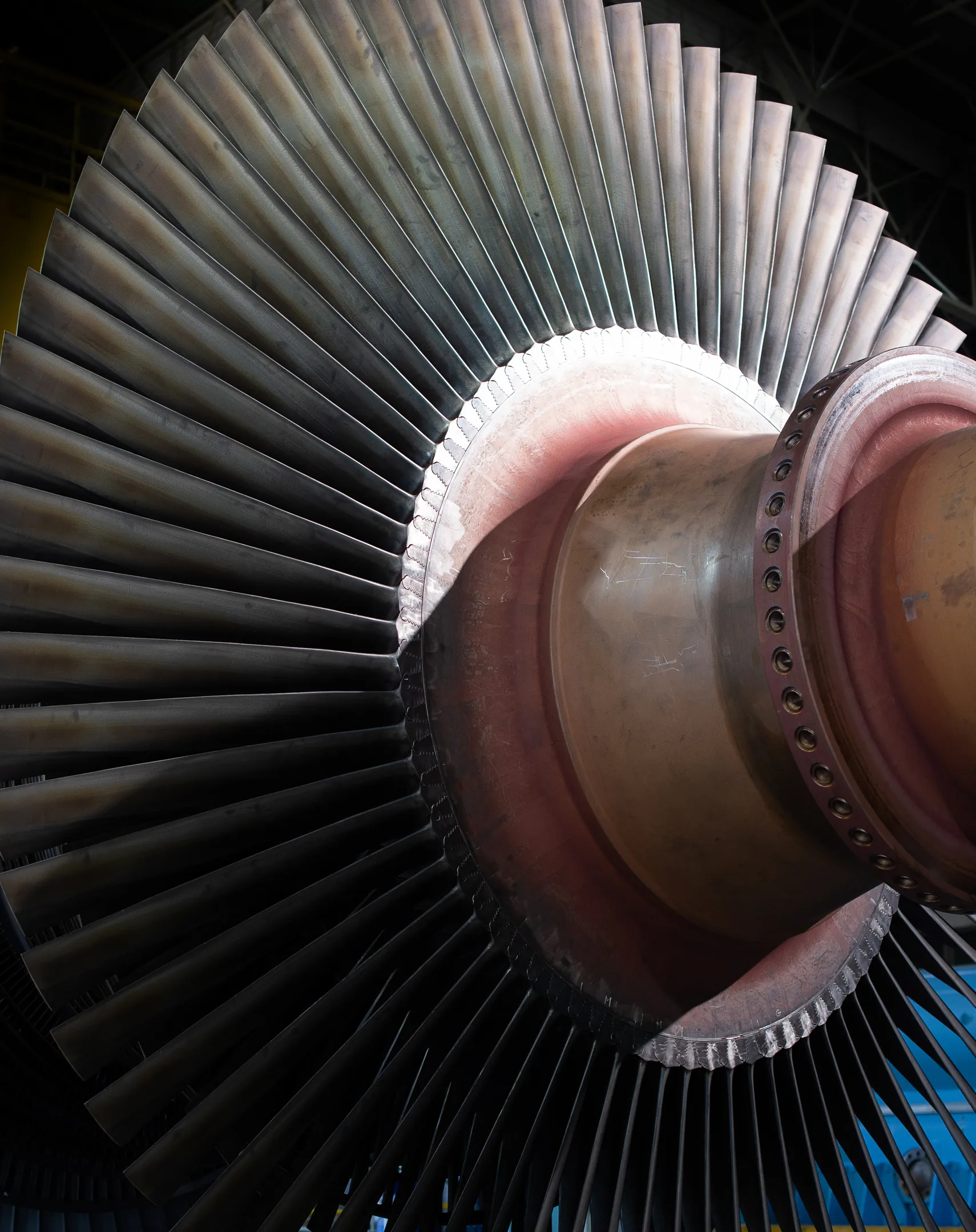 Aubes de turbine à vapeur en gros plan, moyeu en cuivre et acier, maintenance nucléaire