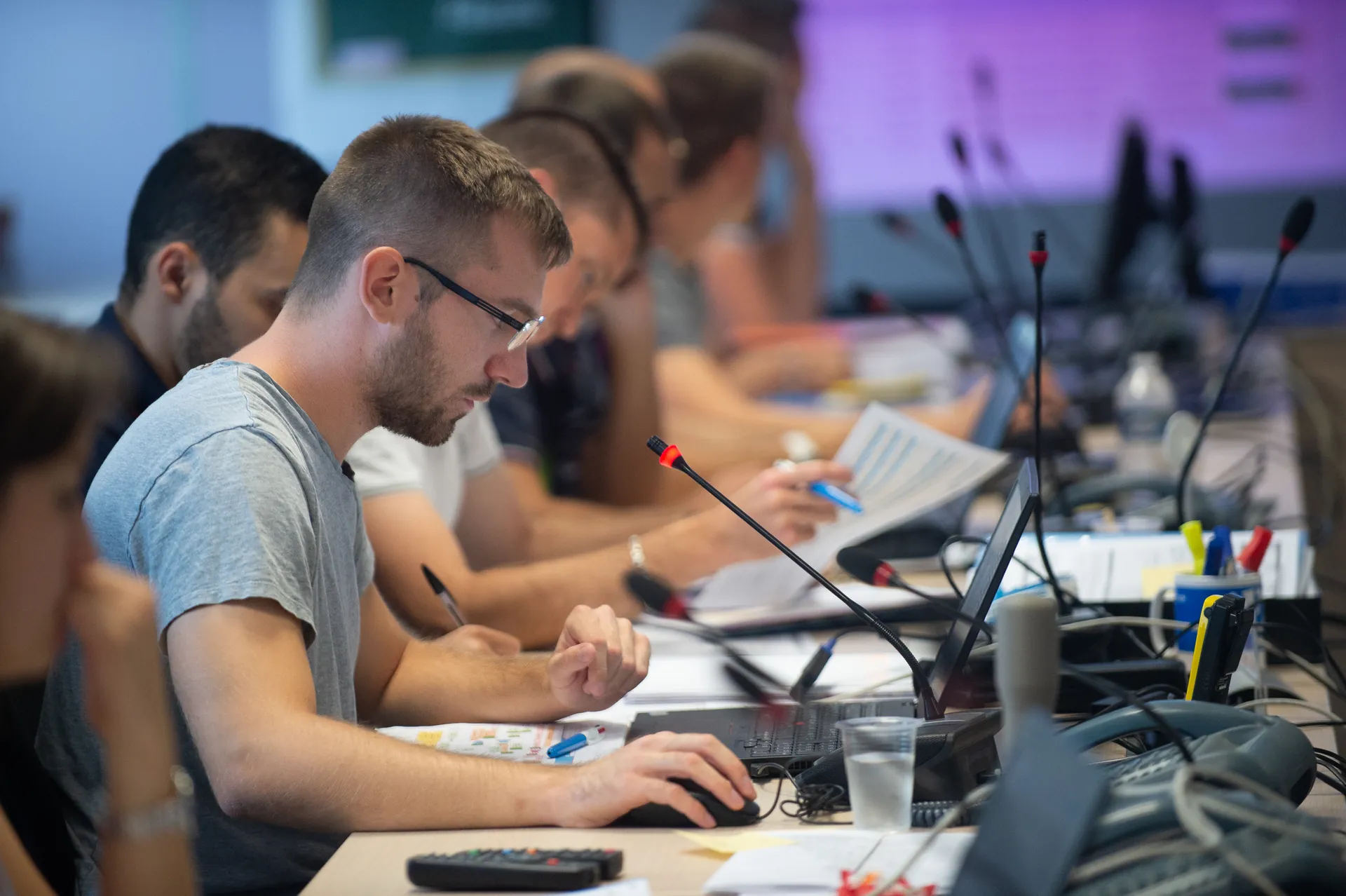 Opérateurs en salle de commande lors d'un exercice de crise, centrale nucléaire EDF