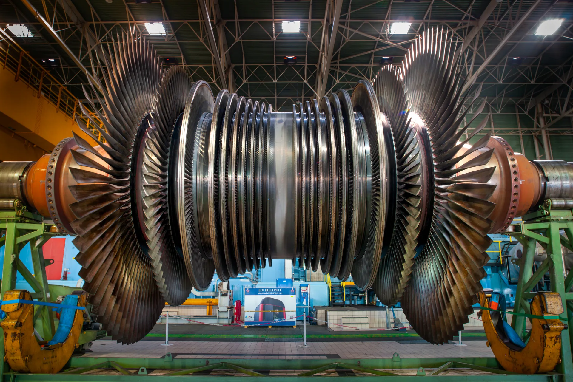 Rotor de turbine à vapeur démonté en salle des machines, centrale EDF Belleville