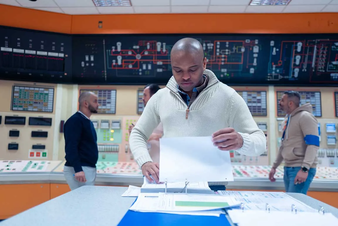 Portrait opérateur·rice en salle de commande nucléaire — Romain Beaumont