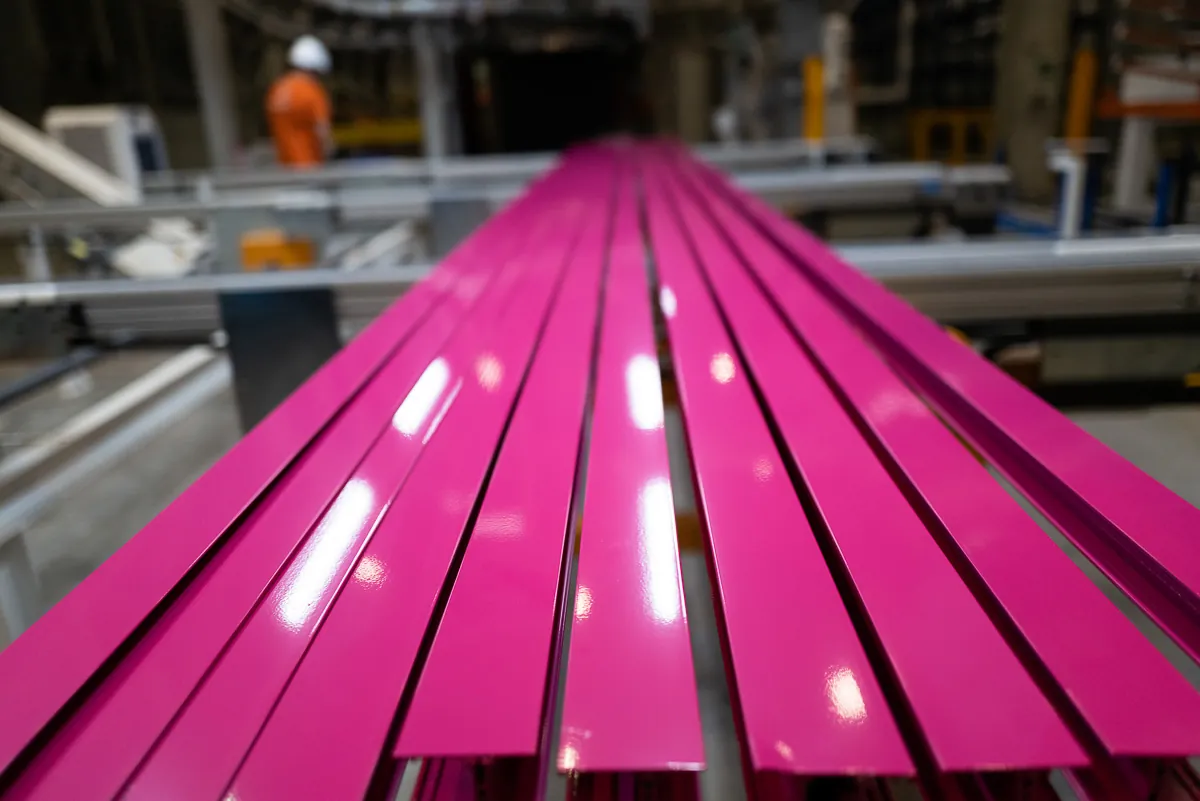 Technicien manœuvrant une vanne en bâtiment réacteur — Romain Beaumont