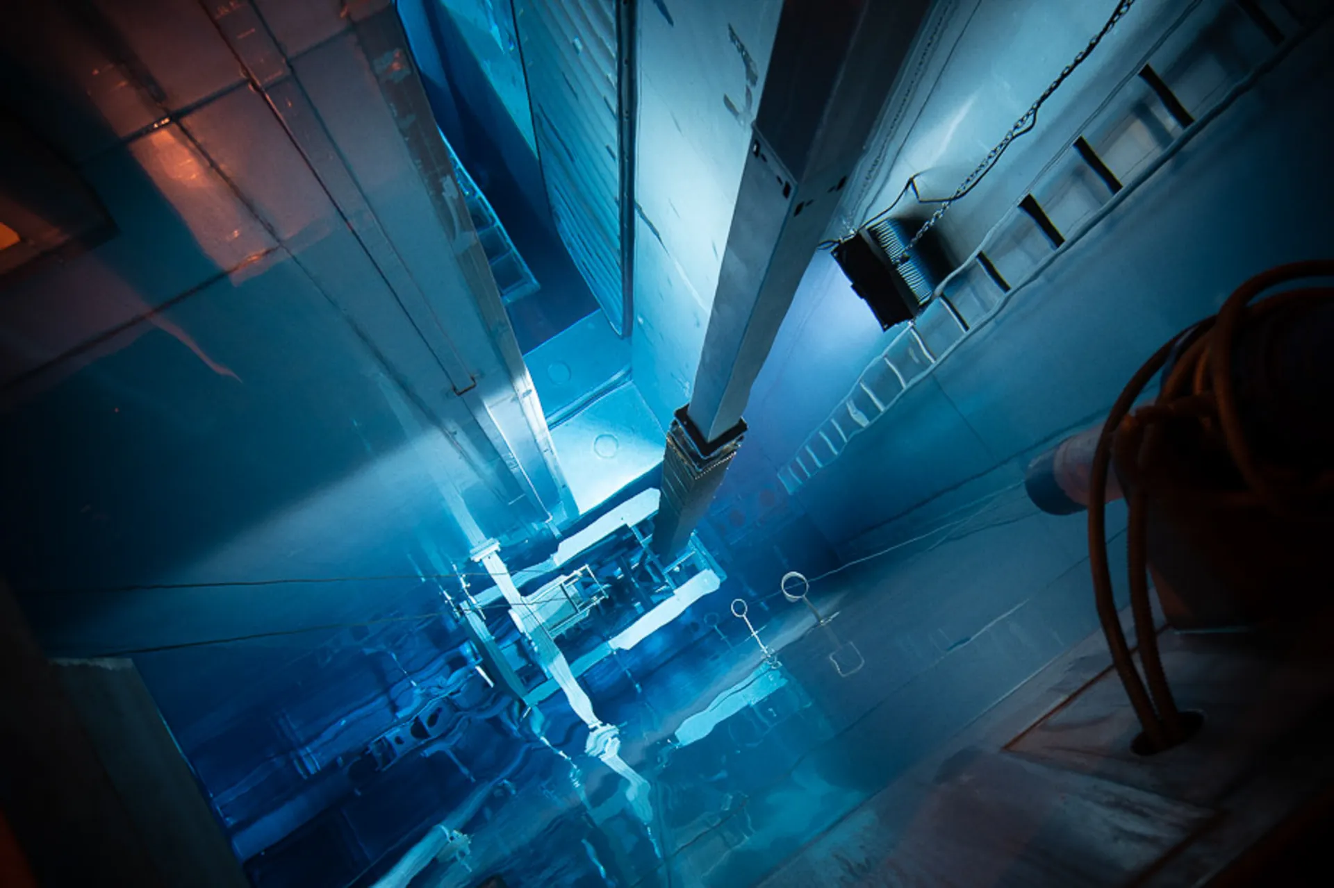 Briefing d'équipe en salle de commande nucléaire — Romain Beaumont