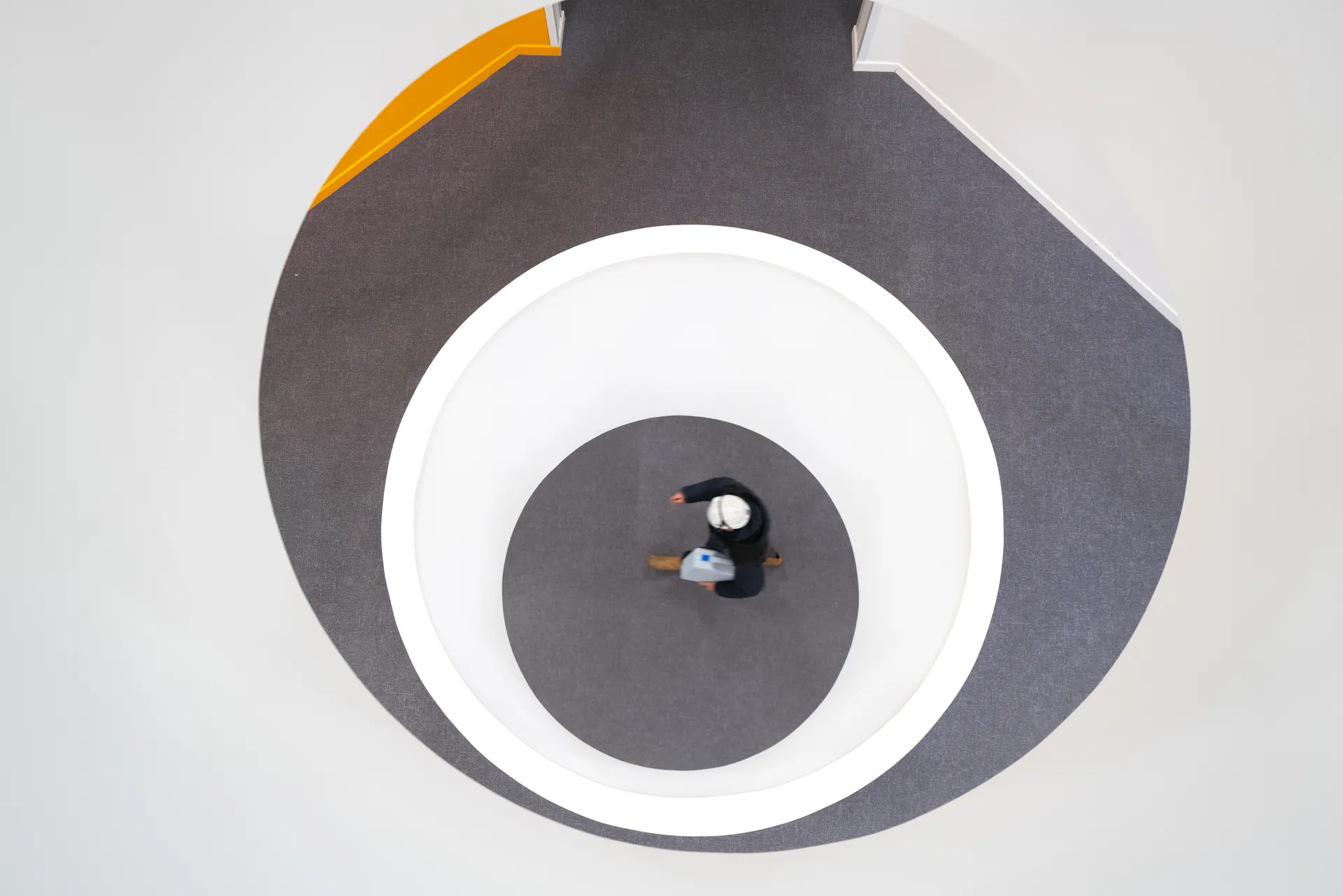 Meulage sur structure métallique, chantier industriel — Romain Beaumont