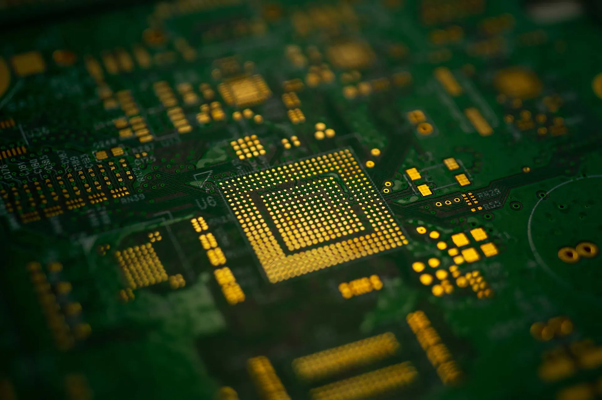 Travail en tuyauterie industrielle avec étincelles — Romain Beaumont