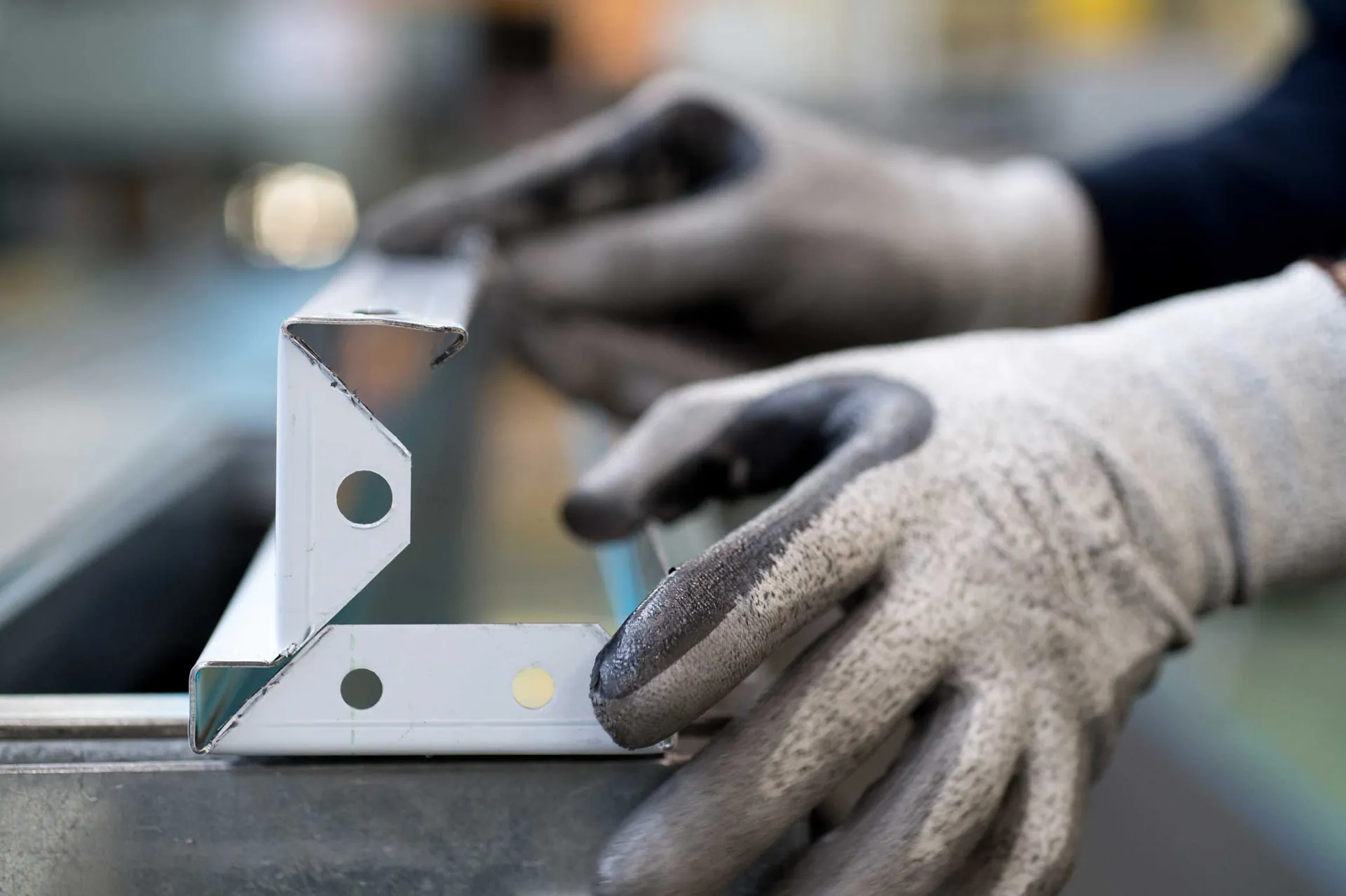 Technicienne EDF souriante en laboratoire nucléaire — Romain Beaumont