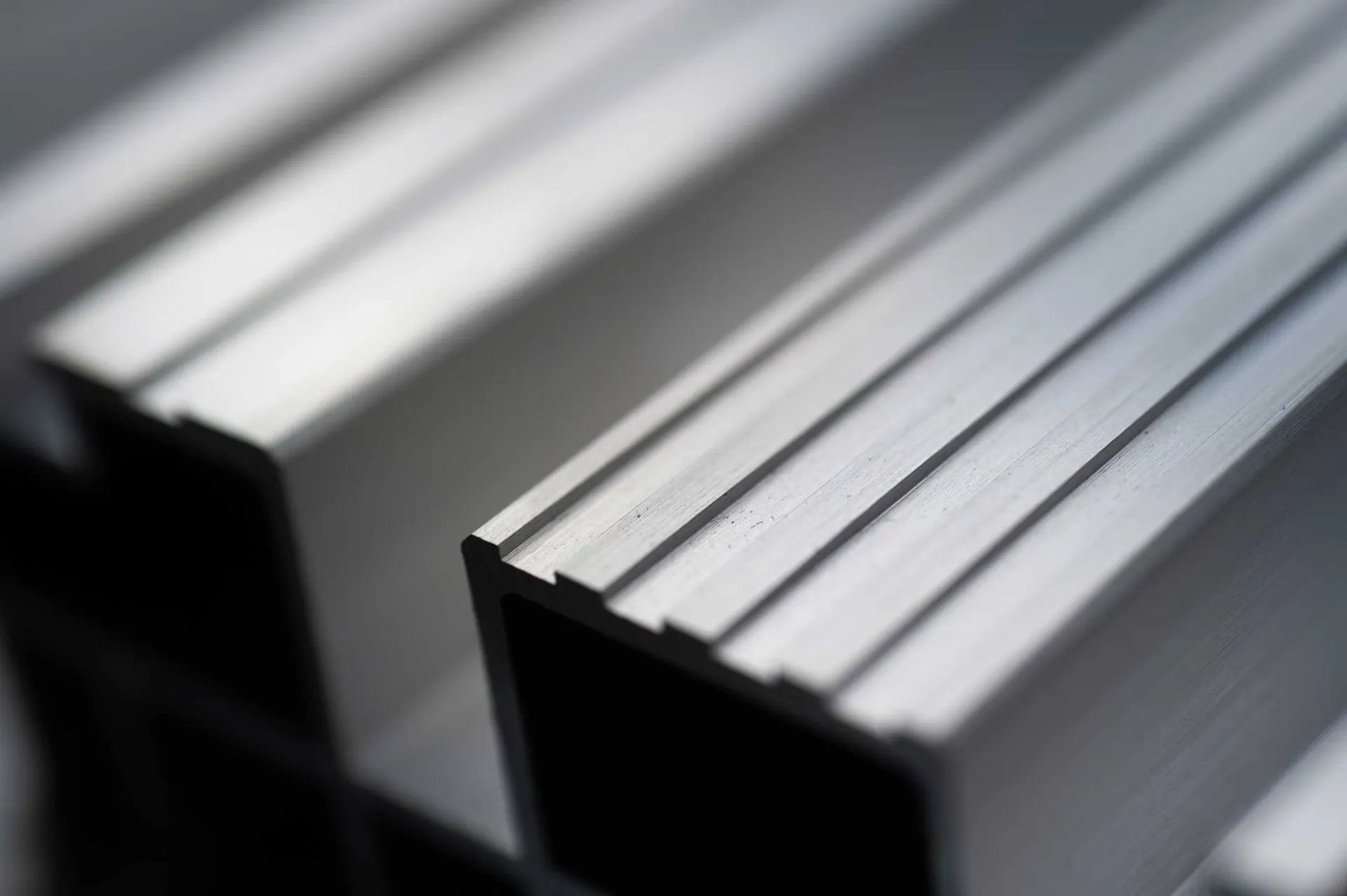 Techniciens éclairés dans conduite circulaire nucléaire — Romain Beaumont