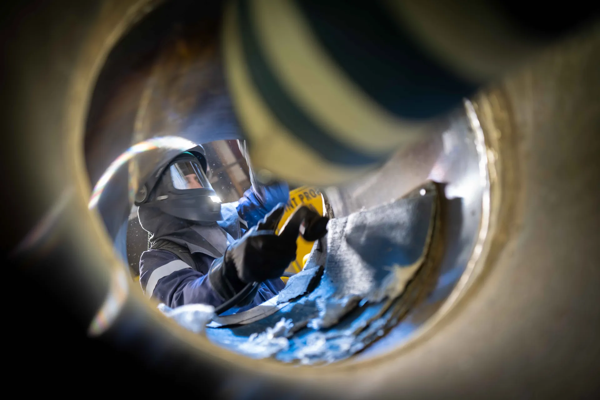 Silhouette technicien en infrastructure industrielle — Romain Beaumont