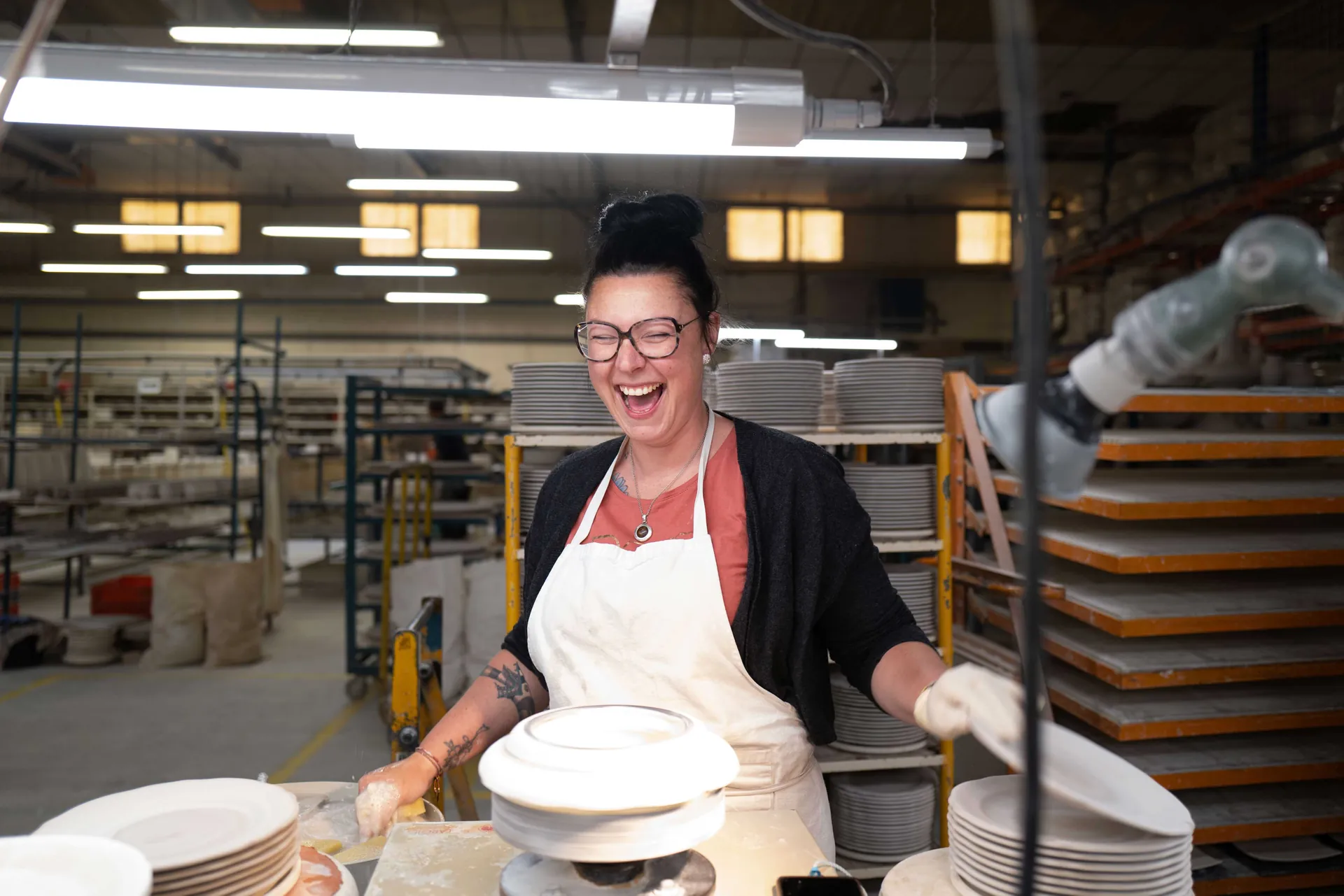 Portrait humain en atelier industriel — Romain Beaumont photographe