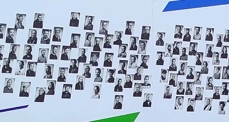 Détail de la fresque murale — portraits noir et blanc assemblés