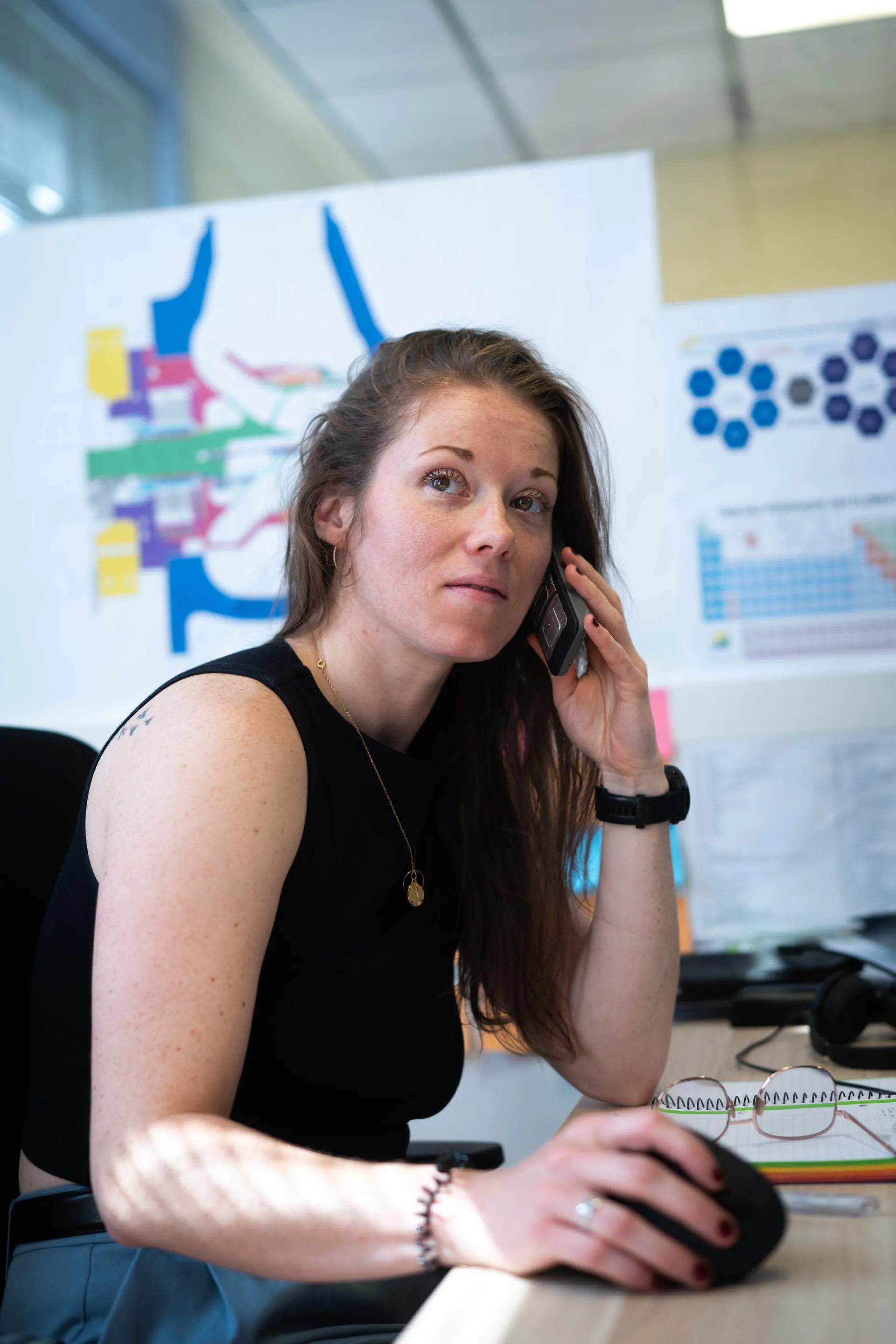 Technicien Omexom souriant en casque Petzl blanc et lunettes sur le site d'une centrale nucléaire