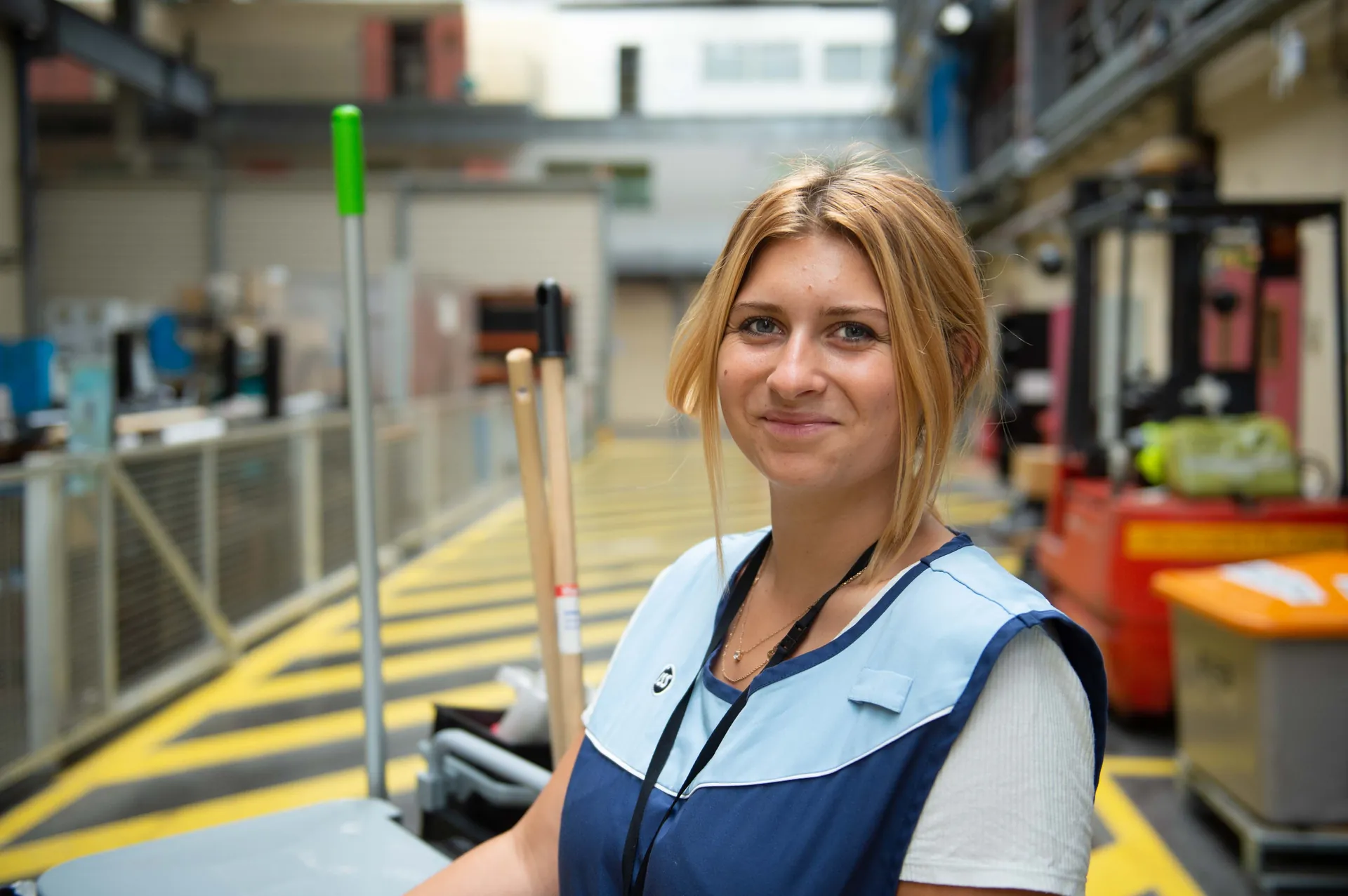 Ingénieure au téléphone à son bureau, plans schématiques de centrale nucléaire en arrière-plan