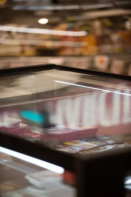 Bac cong&eacute;lateur en gros plan, reflets et flou artistique sur les produits