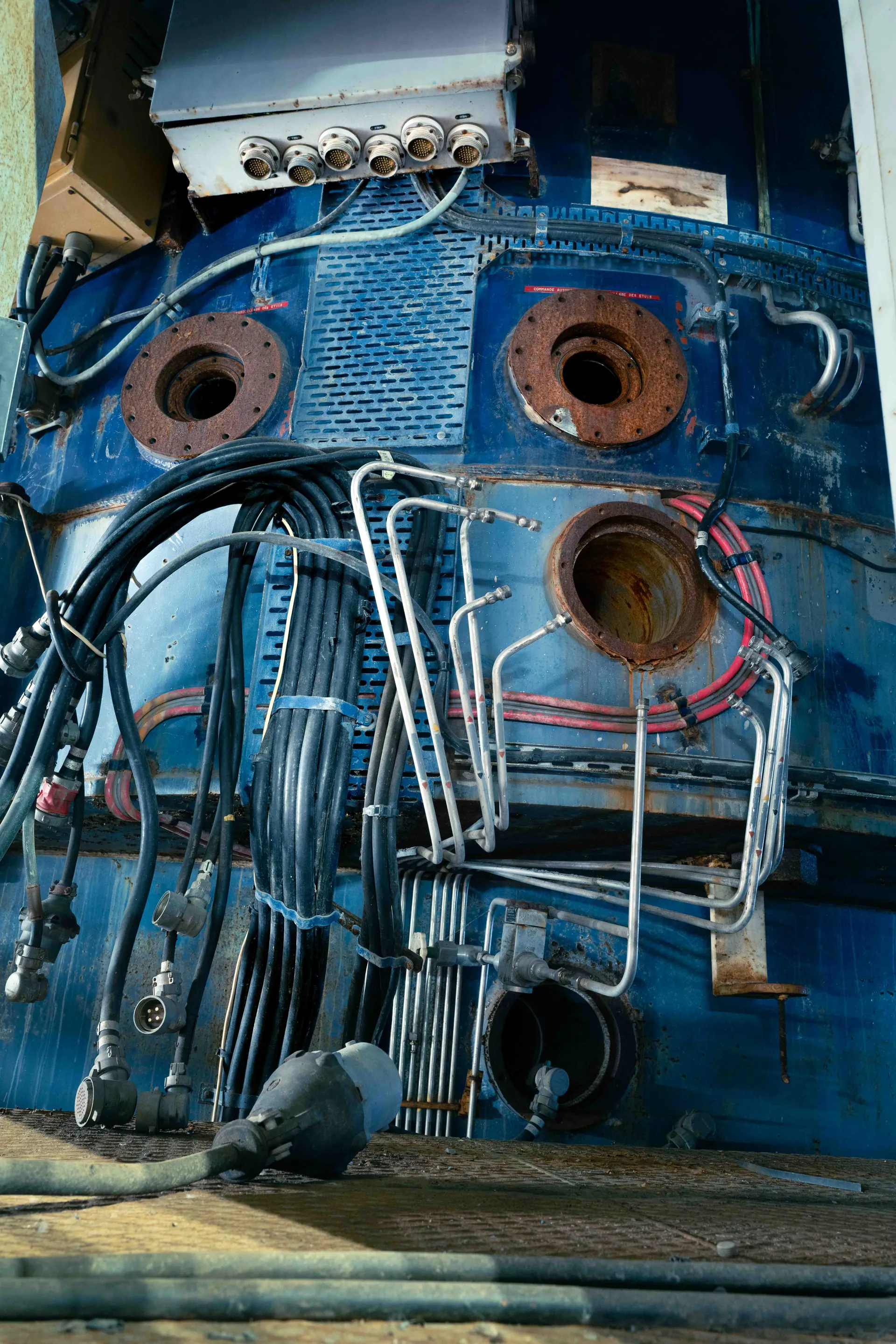 Mur b&eacute;ton avec inscriptions &agrave; la craie blanche et jaune, rep&egrave;res de chantier