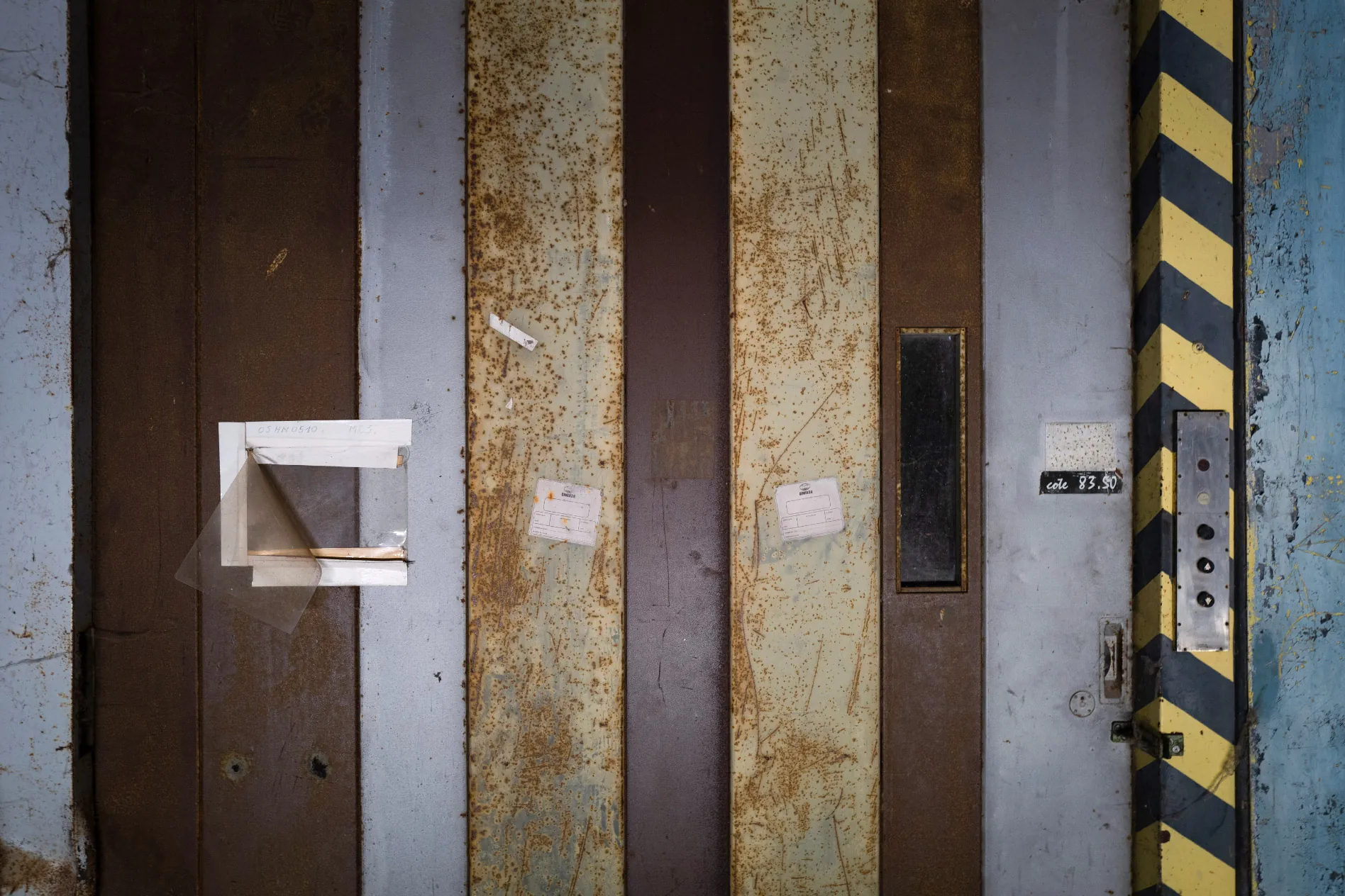 Thermom&egrave;tre Berruet centigrade sur paroi m&eacute;tallique grise