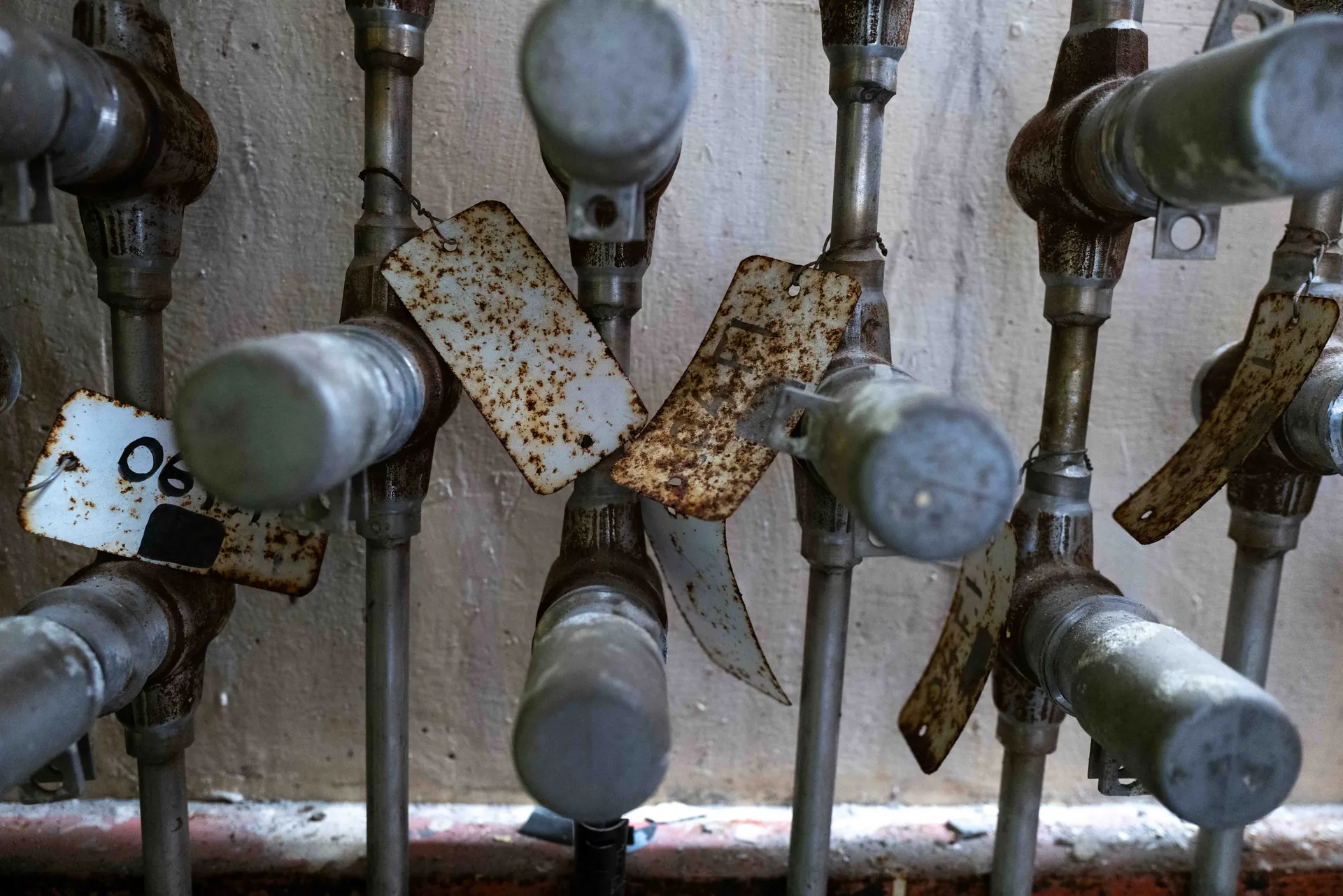 Tache de peinture rouge sur carrelage mouchet&eacute; &eacute;voquant une silhouette