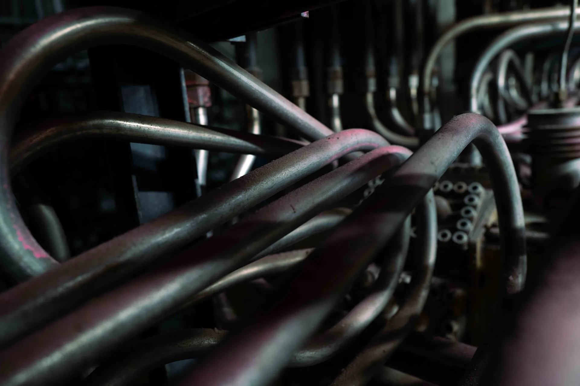 Pupitre de commande abandonn&eacute;, cadran &agrave; aiguille et levier &agrave; boule