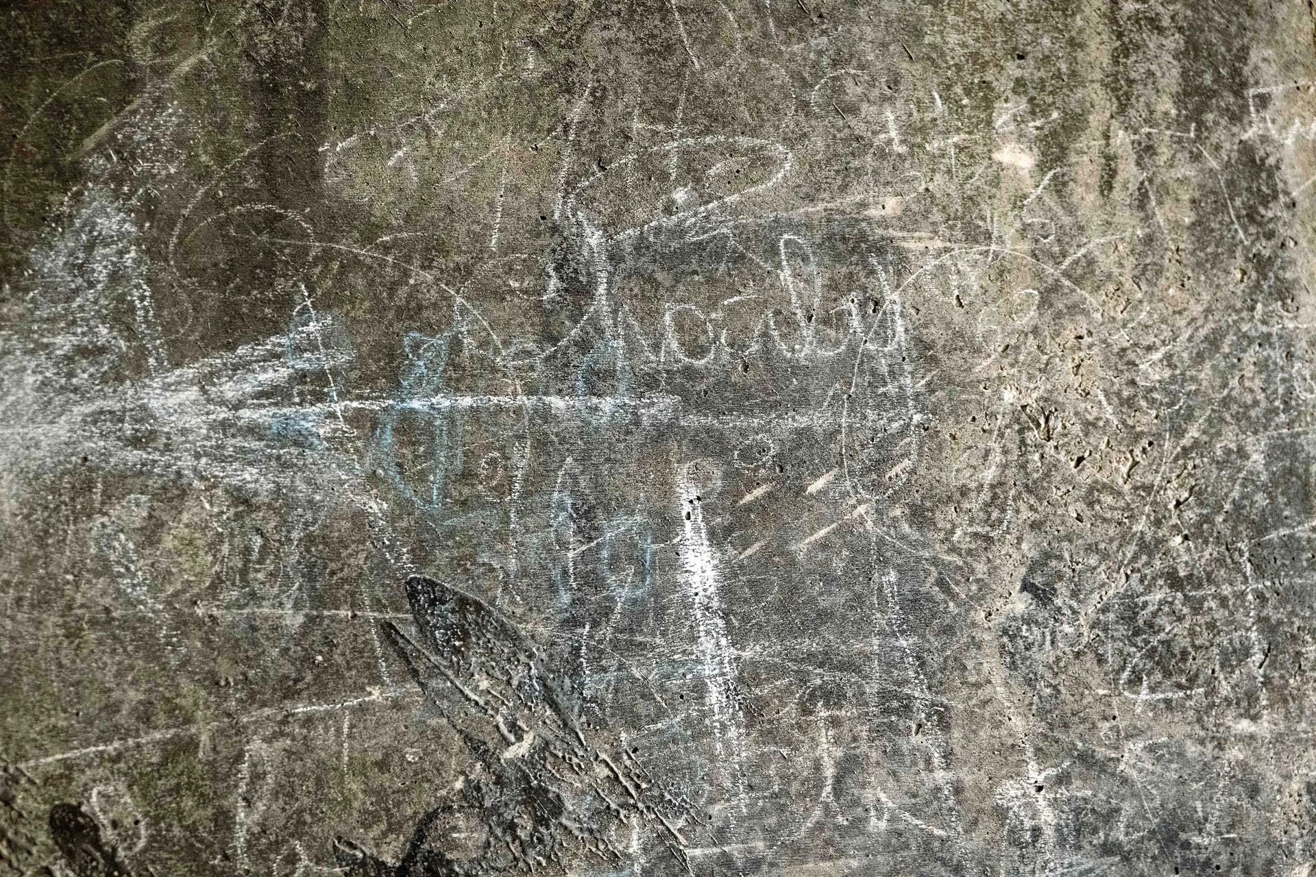 Orifice d&eacute;coup&eacute; au chalumeau dans paroi bleue, rouille et soudure