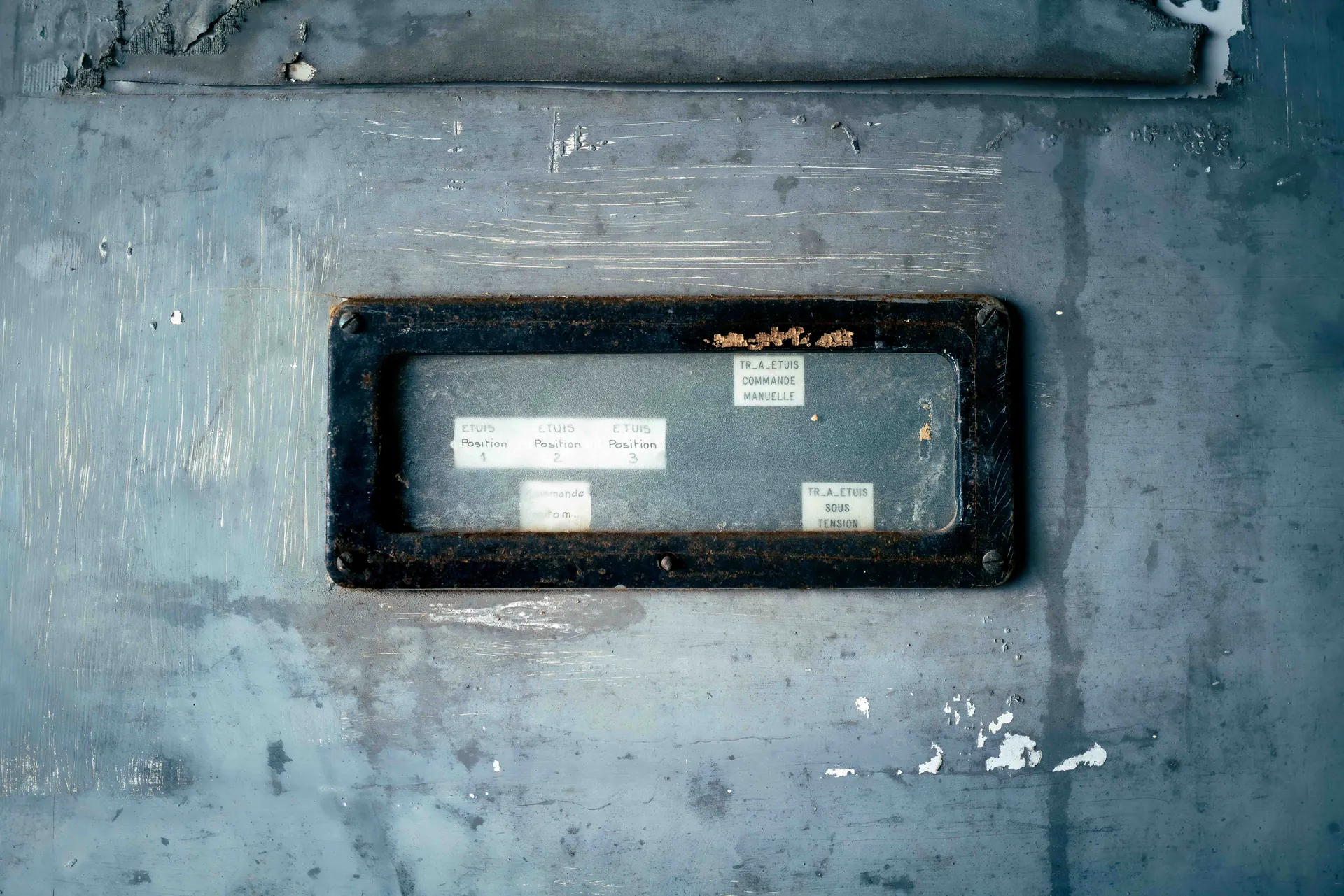 Peinture craquel&eacute;e sur canalisation verticale, m&eacute;tal galvanis&eacute; apparent