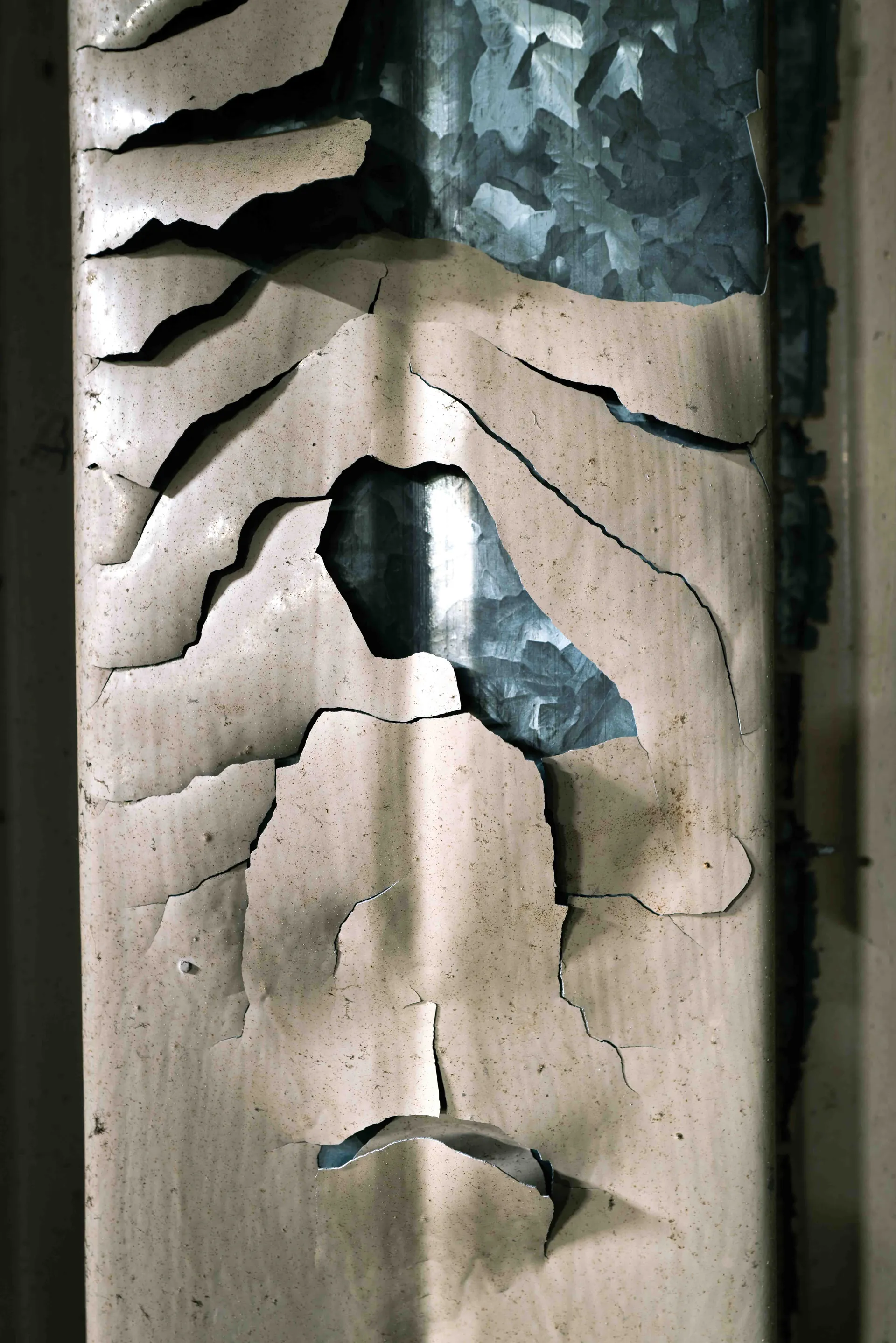 Coude de tuyau rouill&eacute; gris en contre-plong&eacute;e, courbes superpos&eacute;es