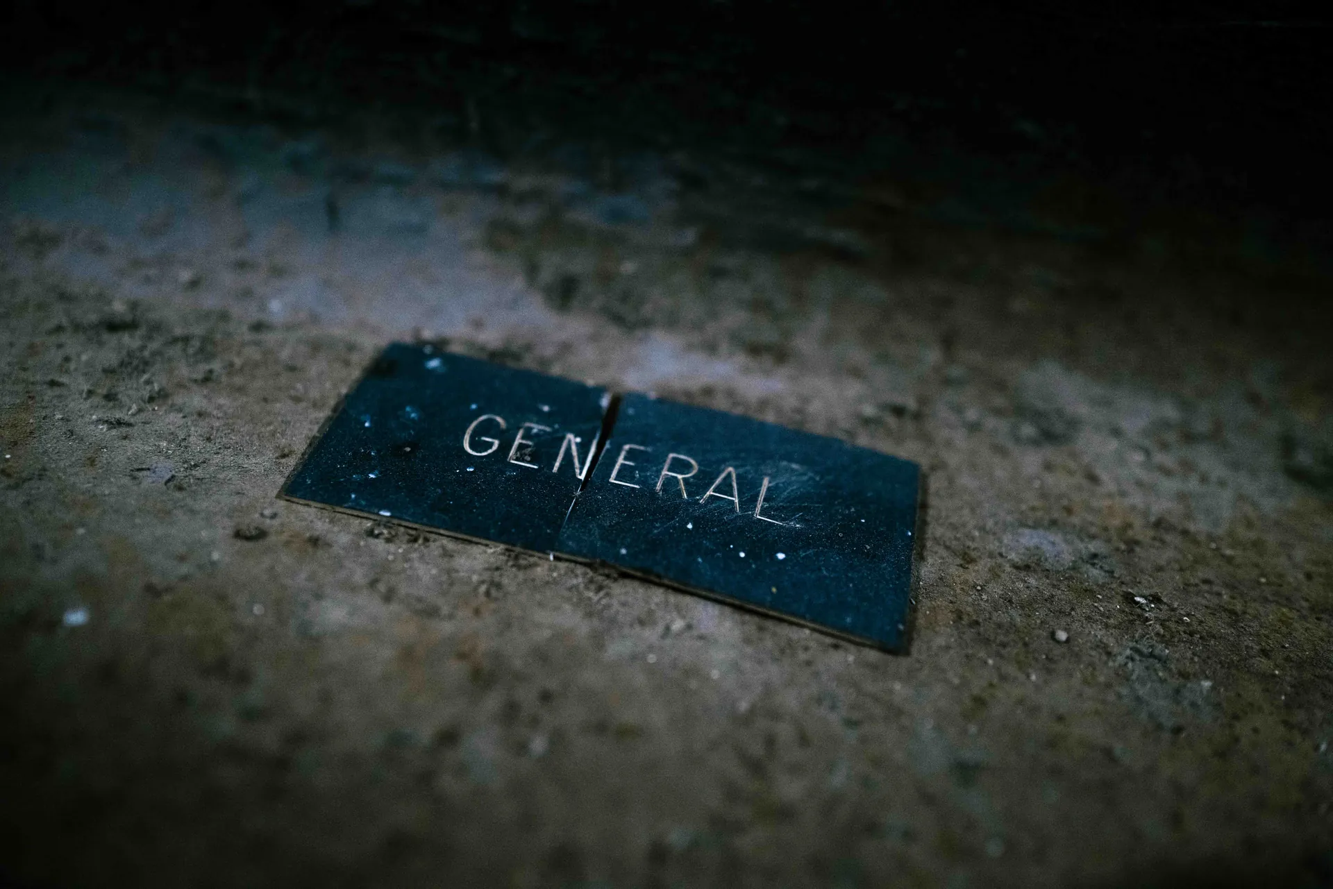 T&eacute;l&eacute;phone &agrave; cadran rotatif mural abandonn&eacute;, fils spirales pendants