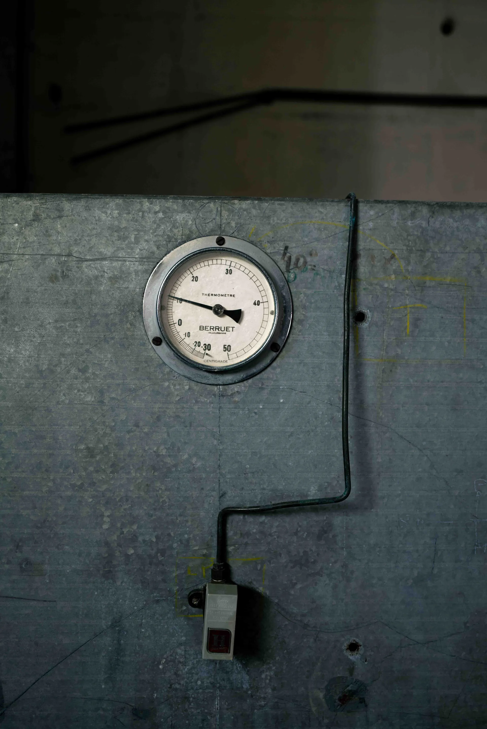 Panneau Zone Contr&ocirc;l&eacute;e avec tr&egrave;fle radioactif abandonn&eacute; au sol