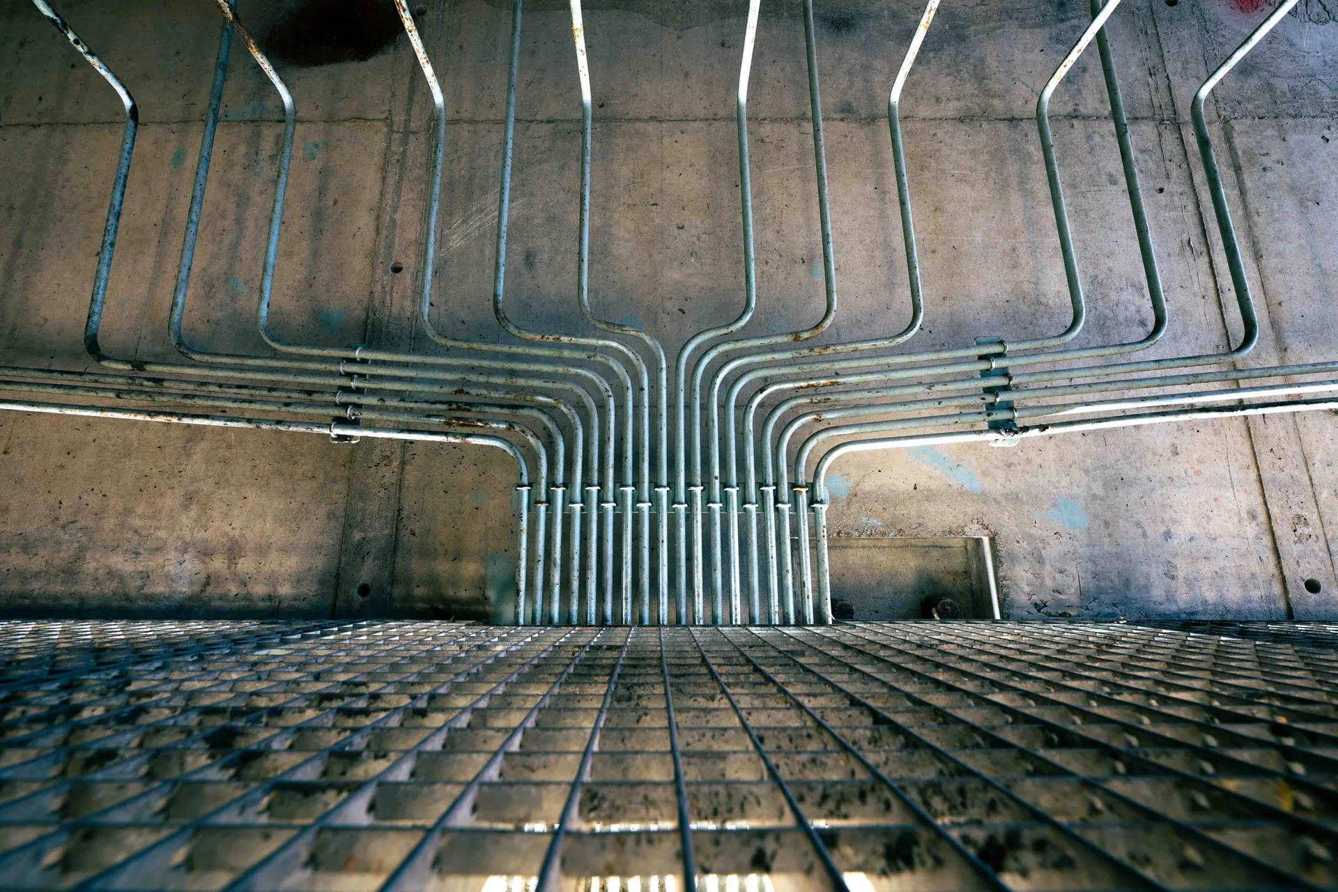 Plaque grav&eacute;e GENERAL bris&eacute;e en deux sur sol poussi&eacute;reux