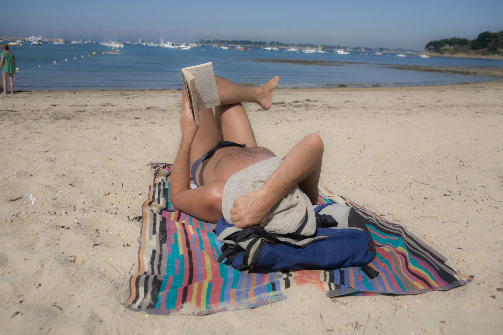 Parcs à huîtres à marée basse au crépuscule, rangées convergeant vers l'horizon