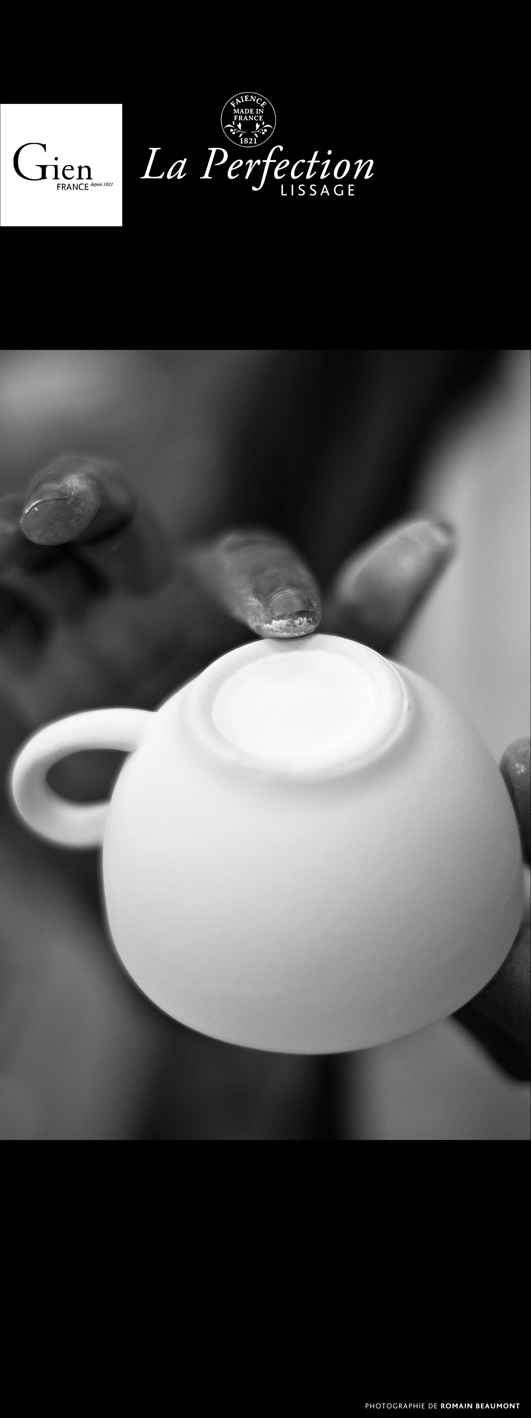 Moules de coulage hexagonaux alignés en perspective, barbotine liquide versée