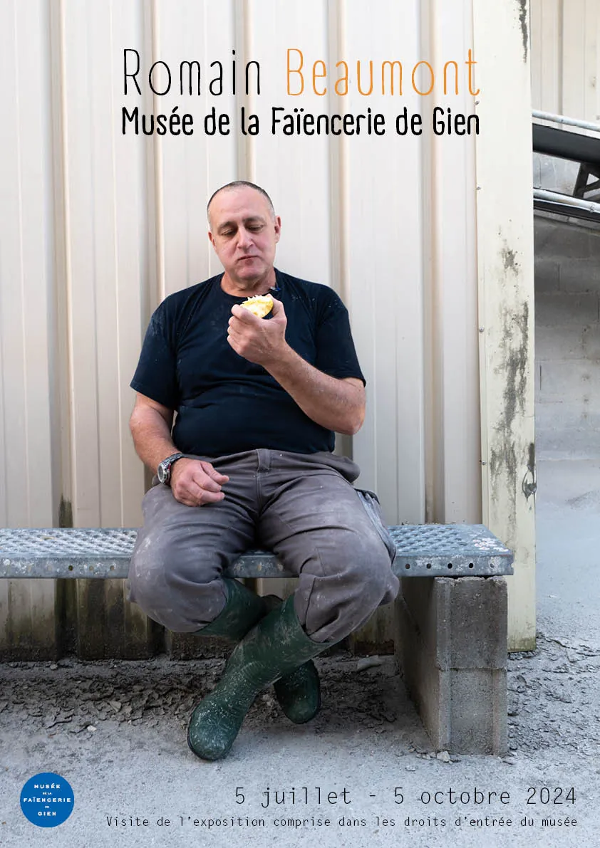 Ouvrier à son poste dans l'atelier de la faïencerie, néon industriel, engrenages au premier plan