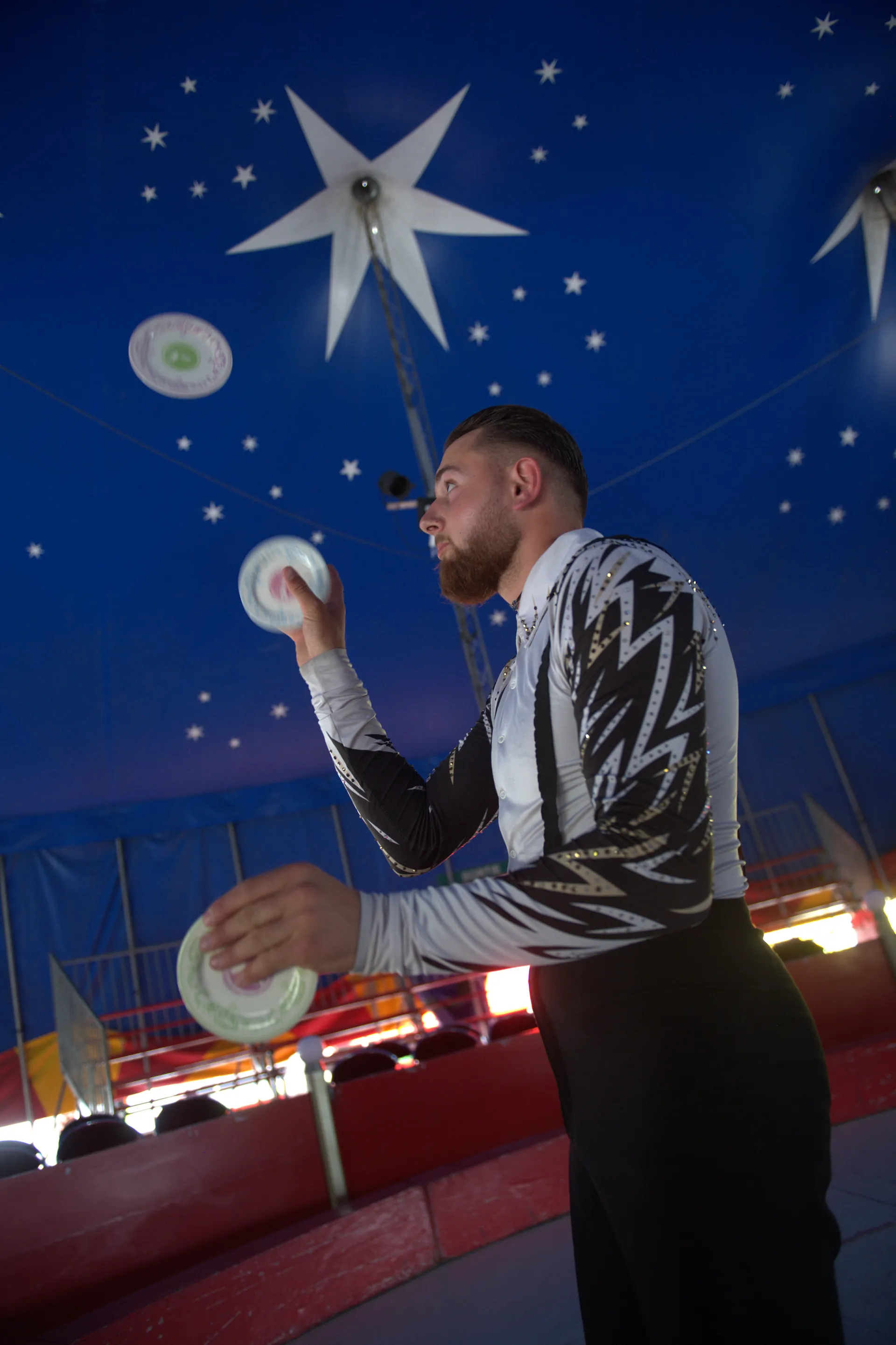 Affiche exposition : pichet en faïence en lévitation au-dessus de rochers face à la mer