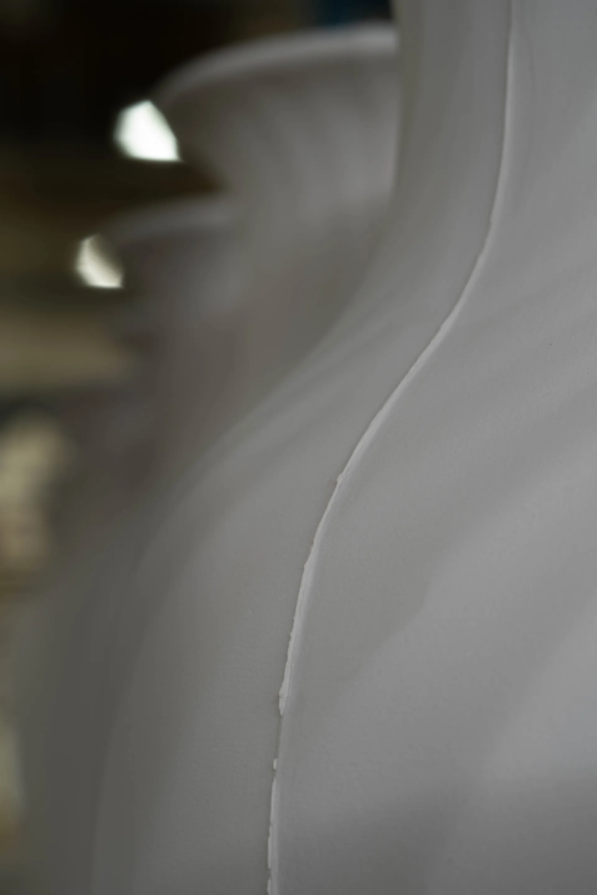 Horloge noire sur mur blanc crépi et écaillé de l'usine, minimalisme industriel