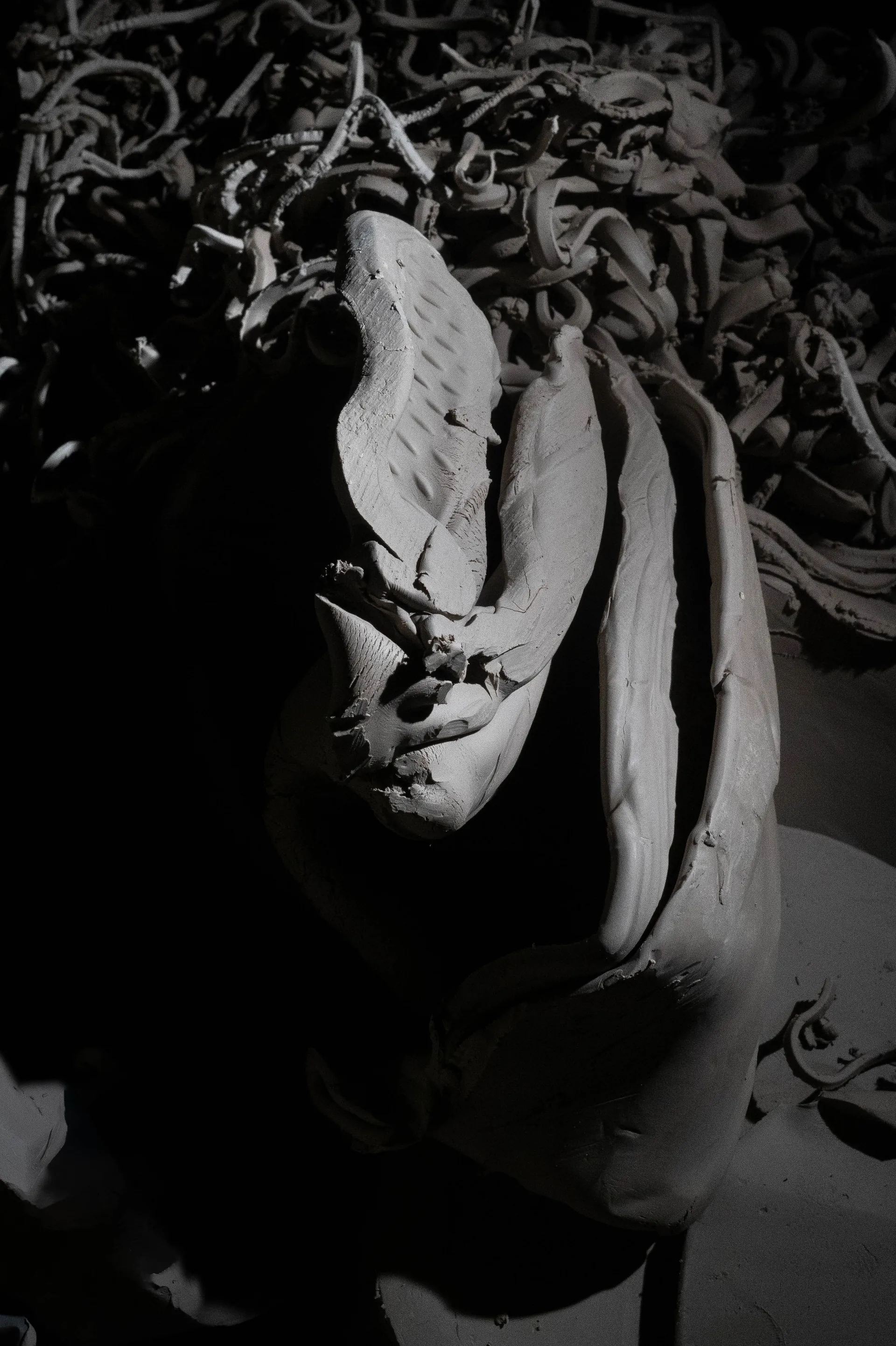 Gros plan abstrait sur la courbe et la ligne de joint d'un vase en faïence brute blanche