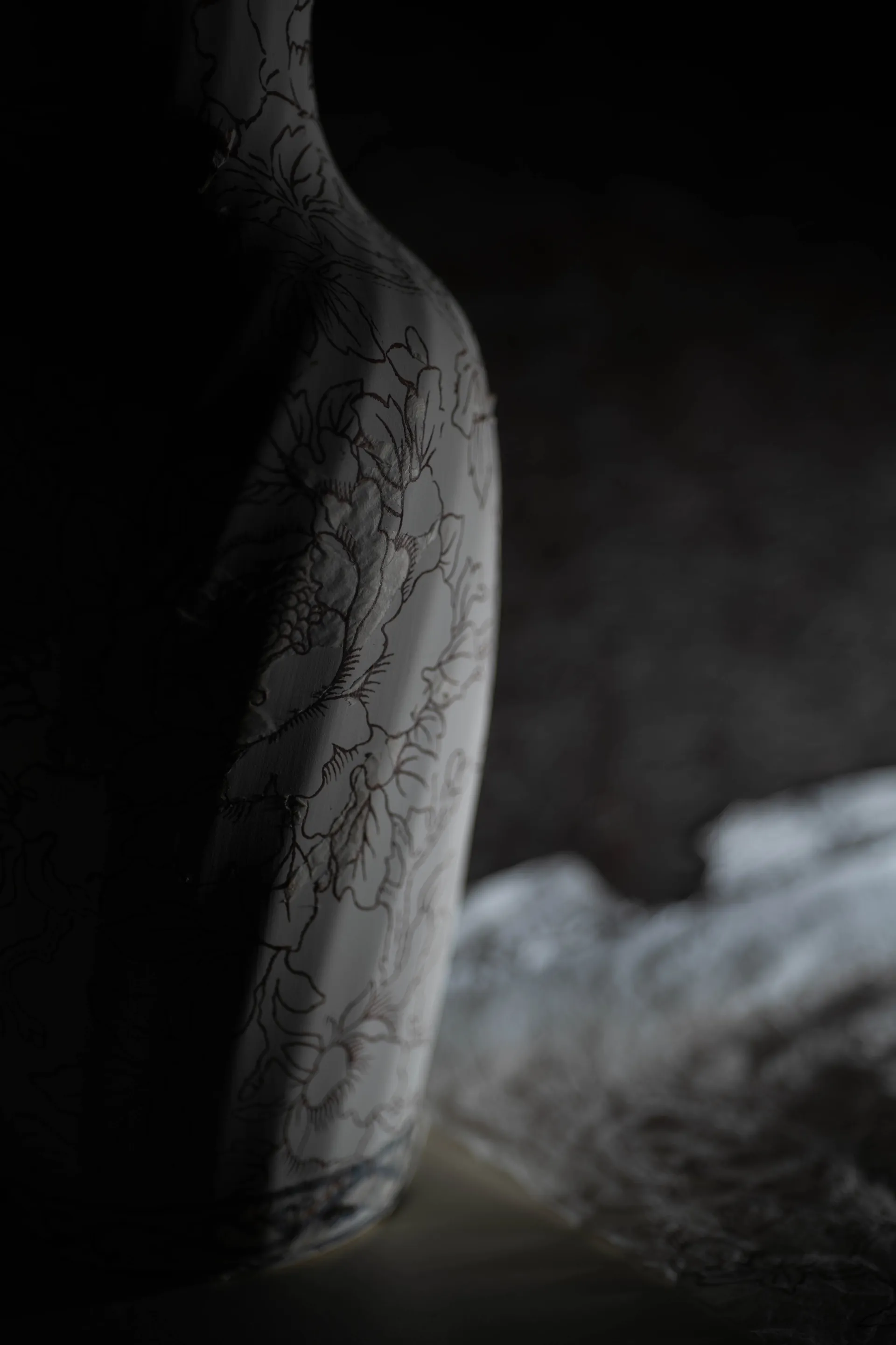 Amas de chutes de terre crue et de barbotine séchée éclairées dans l'obscurité, formes organiques