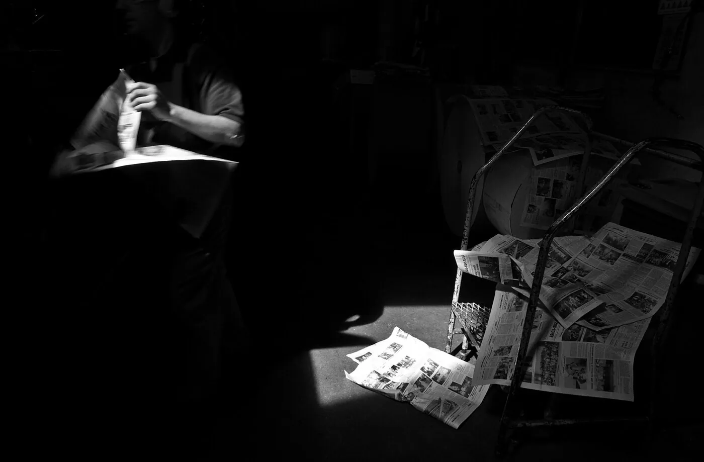 Photographe du Journal de Gien couvrant une course cycliste, coureur en arrière-plan