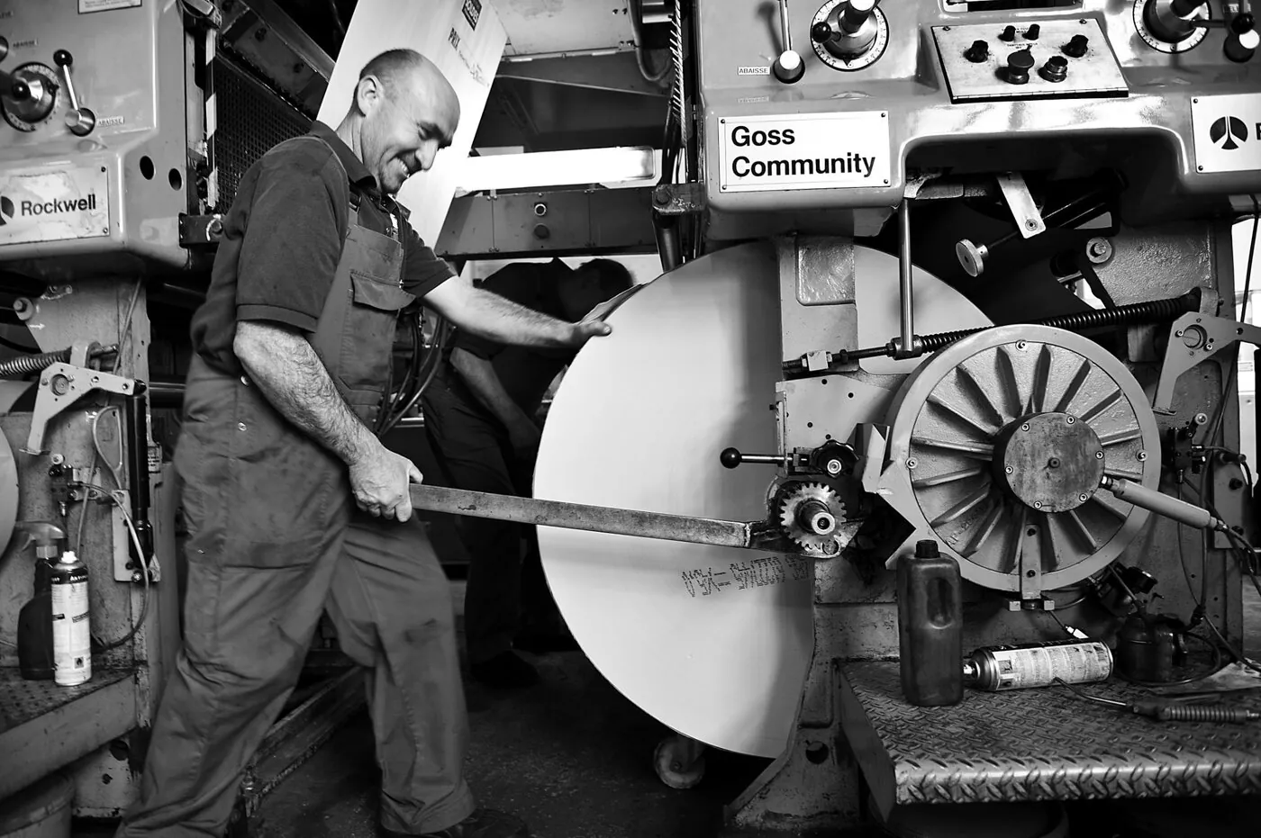 Exemplaires du Journal de Gien sortant de la rotative, feuilles imprimées en suspension