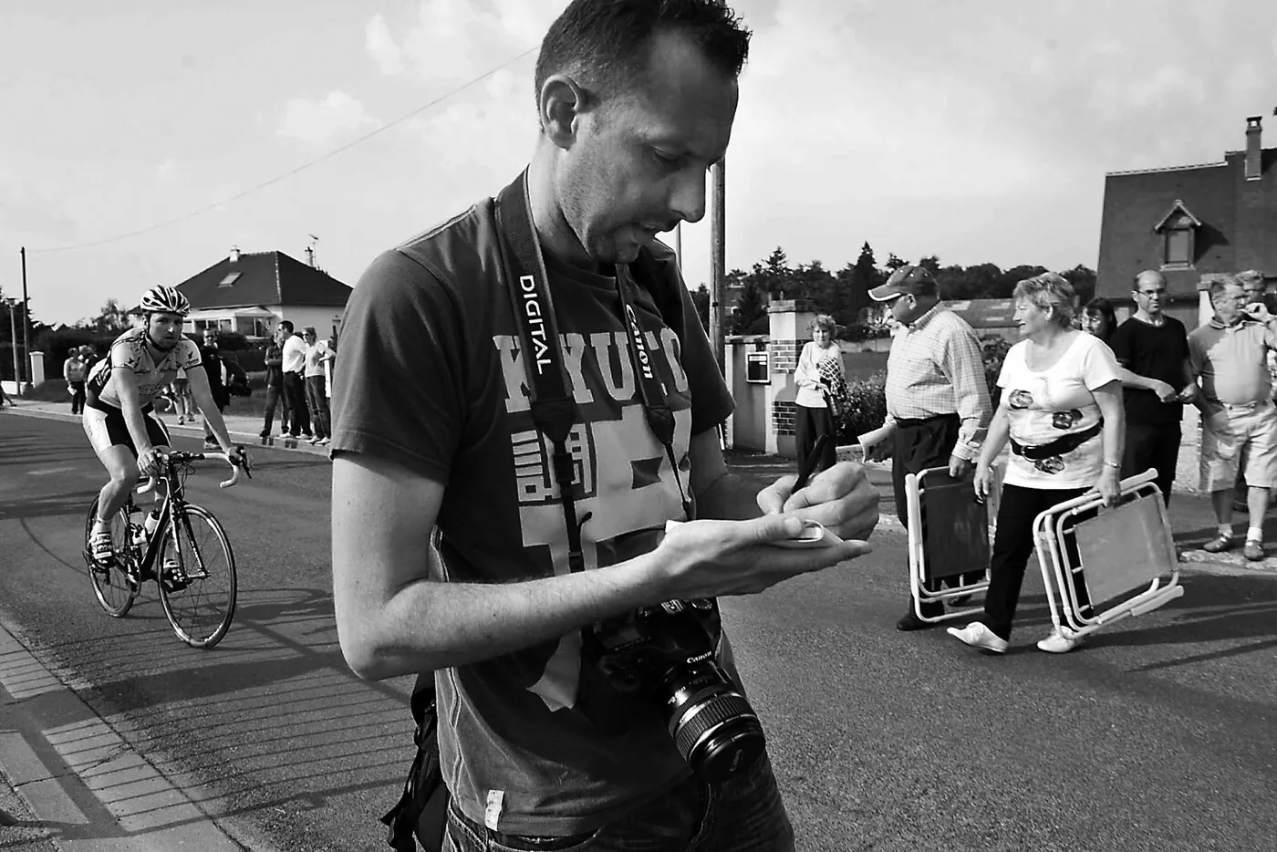 Ouvrier imprimeur chargeant une bobine de papier sur la rotative Goss Community