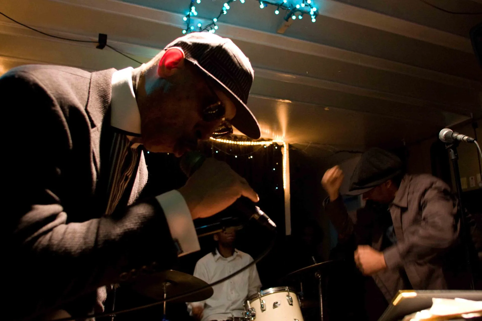 Comptage de dollars dans une boutique d'antiquités à Brooklyn, tableau au mur