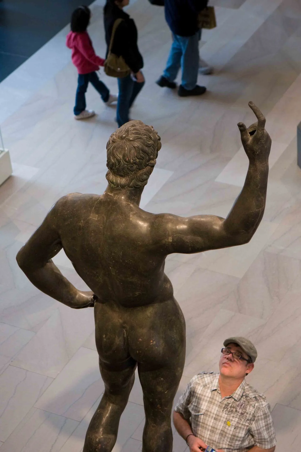 Statue en bronze dans un parc de New York, arbres et lumière printanière