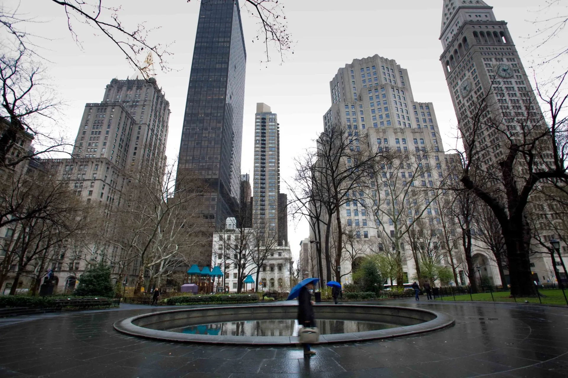 Silhouettes de passants devant les gratte-ciels de Manhattan en contre-jour