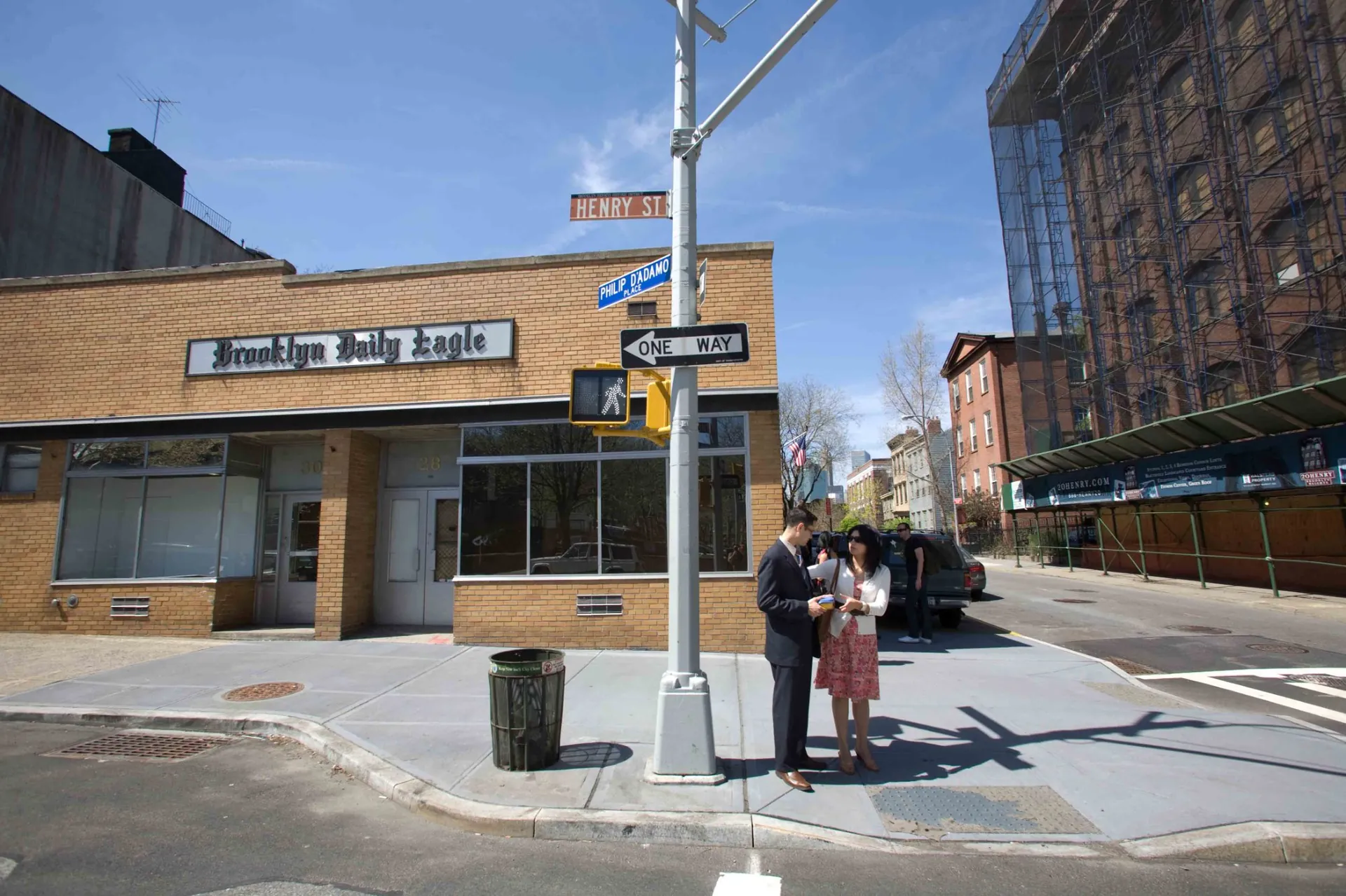 Piétons devant une fresque murale de vache sur une palissade de chantier à Manhattan