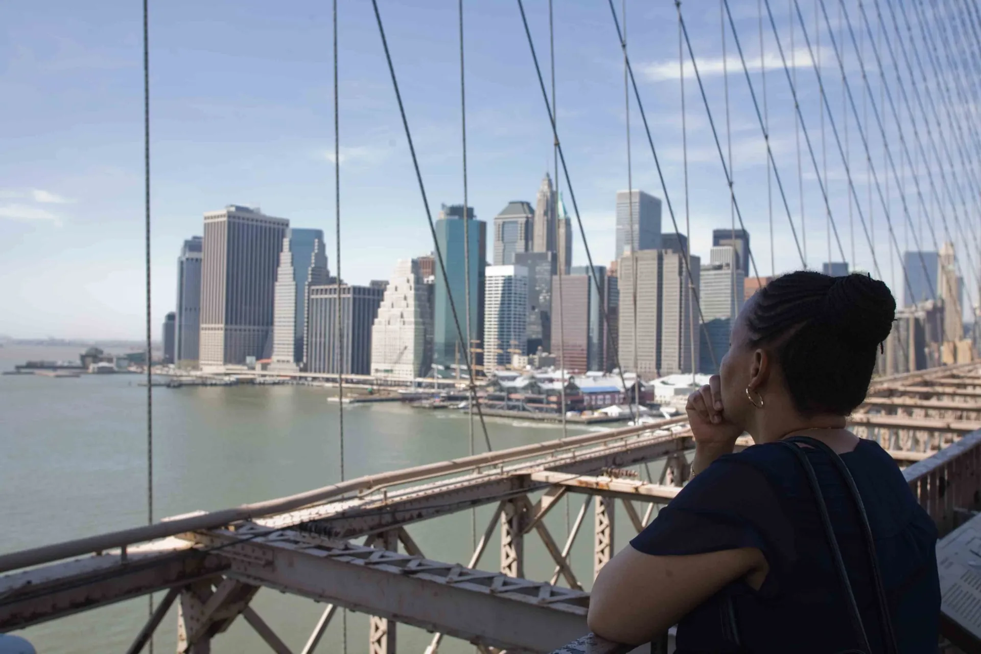 Skyline de Manhattan reflétée dans l'eau depuis Brooklyn Bridge Park