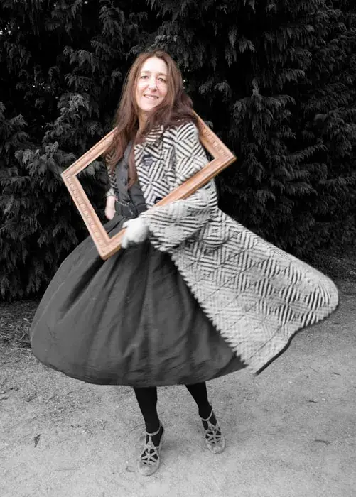 Fillette en robe noire virevoltant dans un jardin, portrait créatif