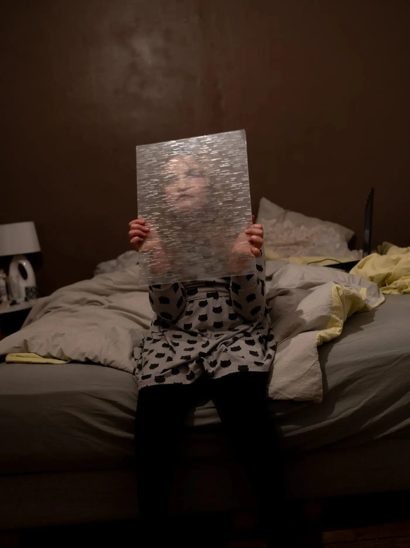 Photomontage : silhouette militaire longeant un mur de zone industrielle protégée