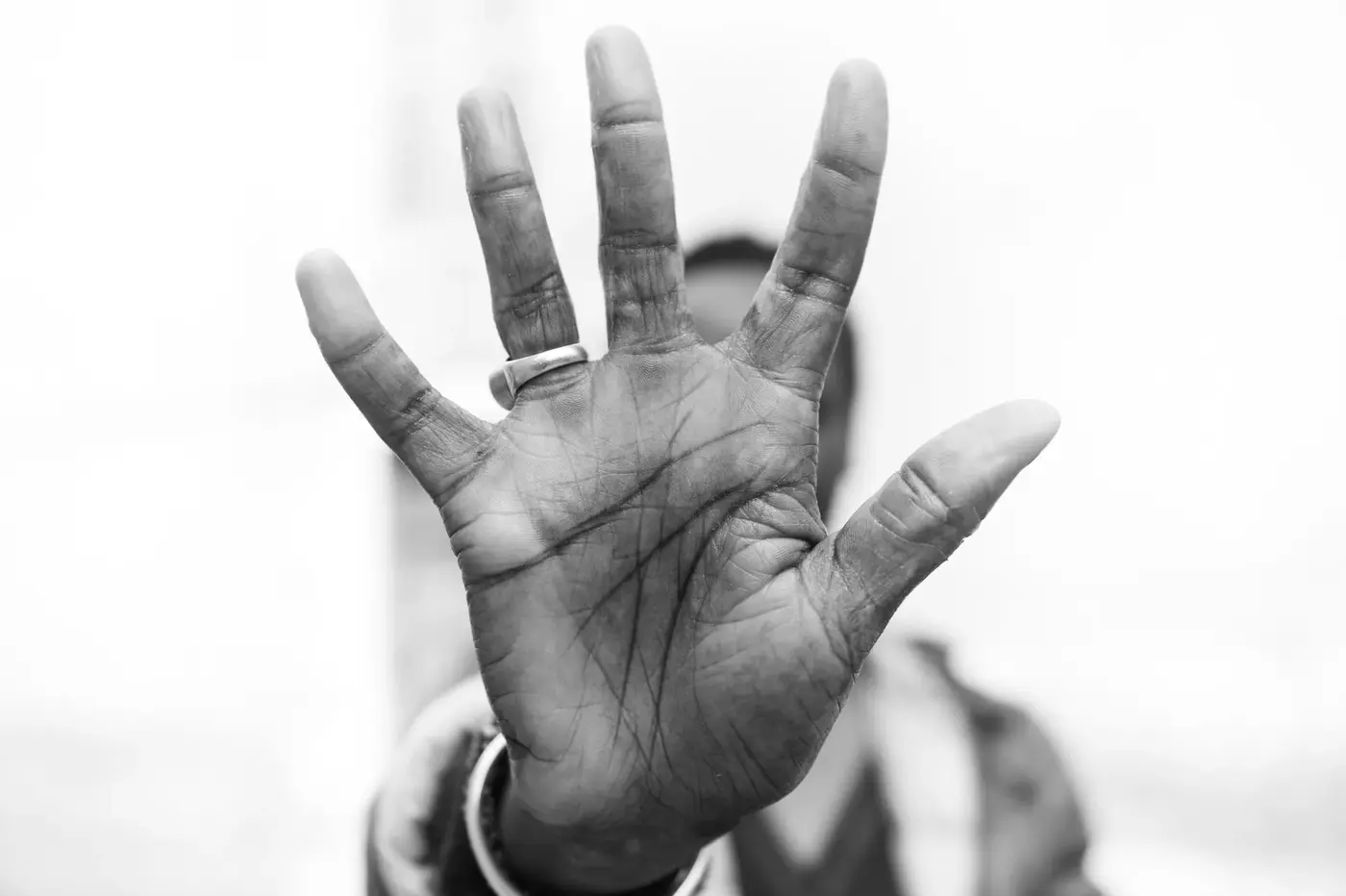 Gros plan sur une main ouverte, lignes de la paume, noir et blanc
