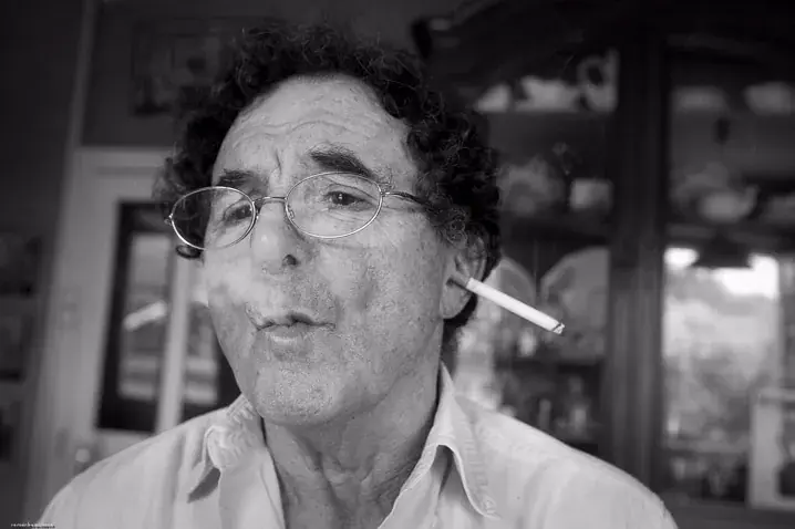 Bambin aux yeux bleus barbouillé de chocolat, regard espiègle et direct