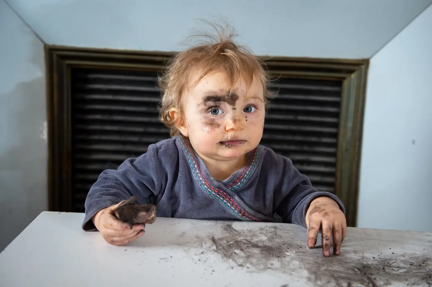 Laurence Gillot, autrice, main contre la vitre, expression contemplative