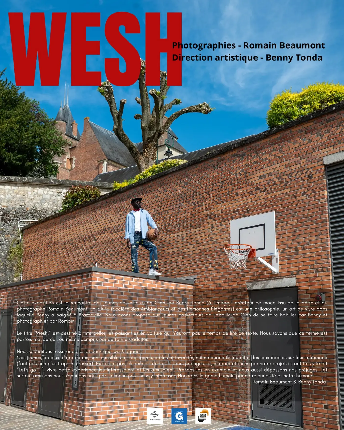 Basketteur de l'Abeille de Gien en costume devant un mur de briques, affiche WESH