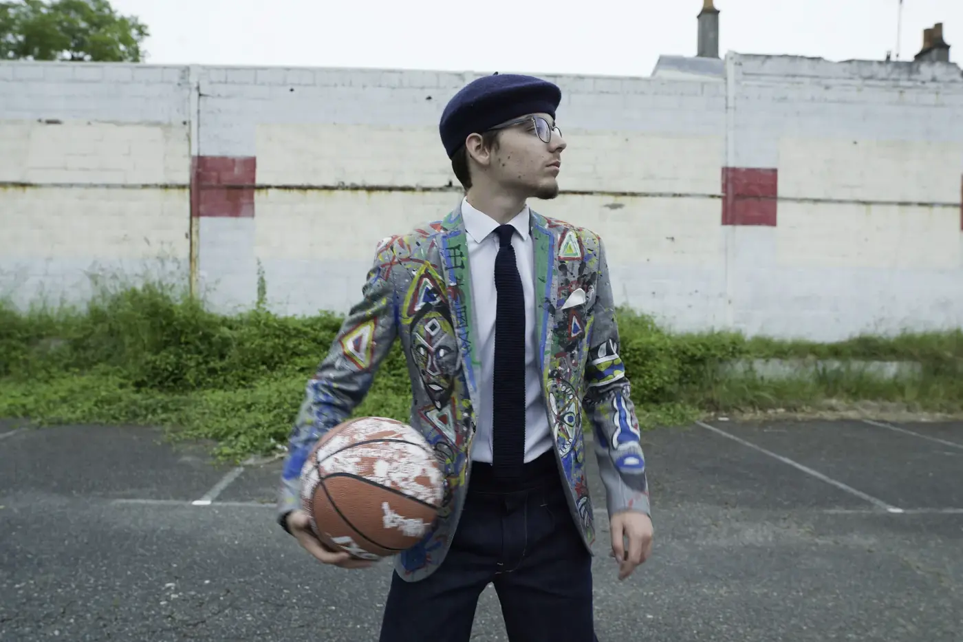 Basketteur de l'Abeille de Gien avec ballon et costume, terrain de jeu urbain